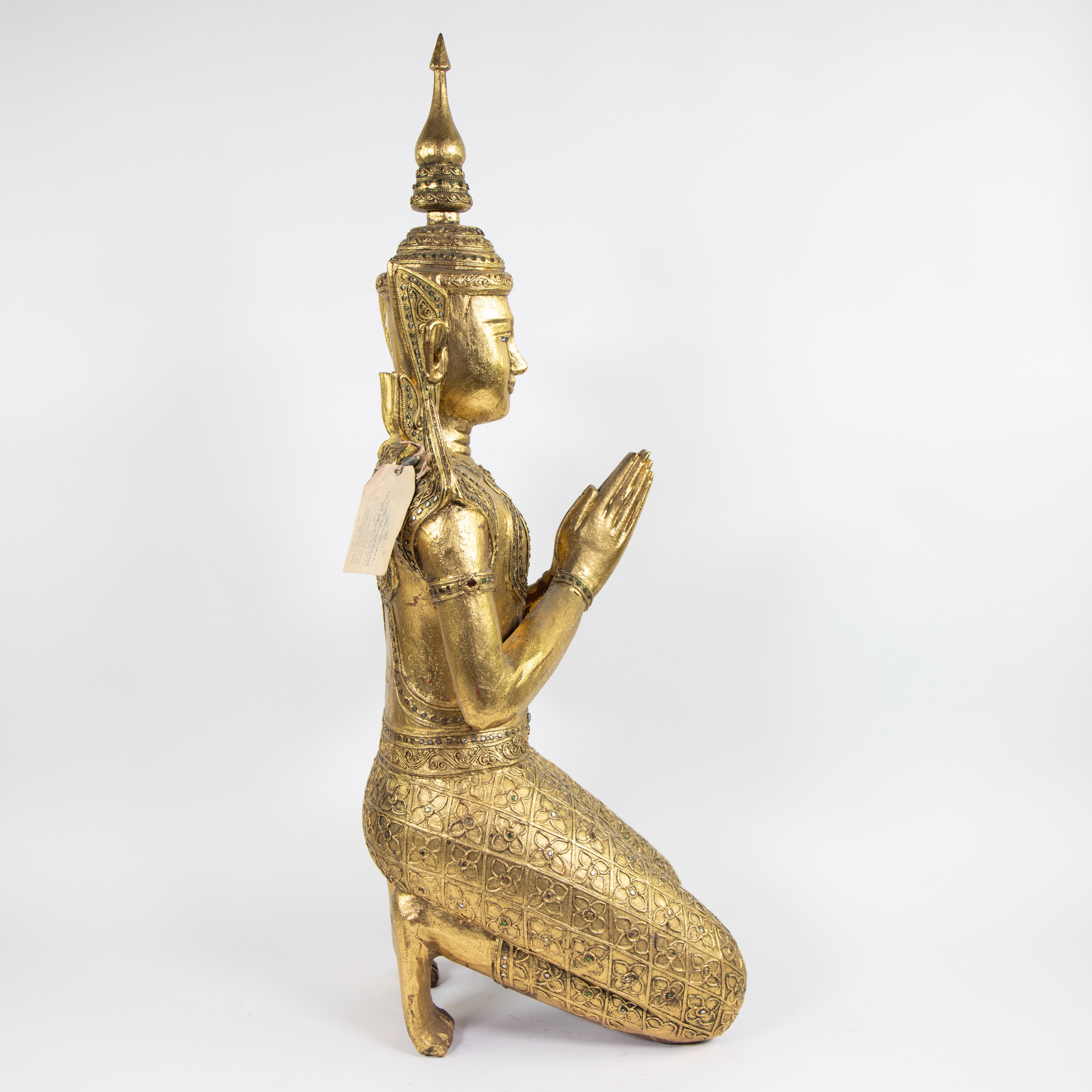 Gilded wooden statue of a kneeling Buddha, Thailand - Bild 4 aus 4