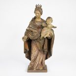 Wooden Madonna with traces of the original polychromy, first half of the 18th century, with beautifu