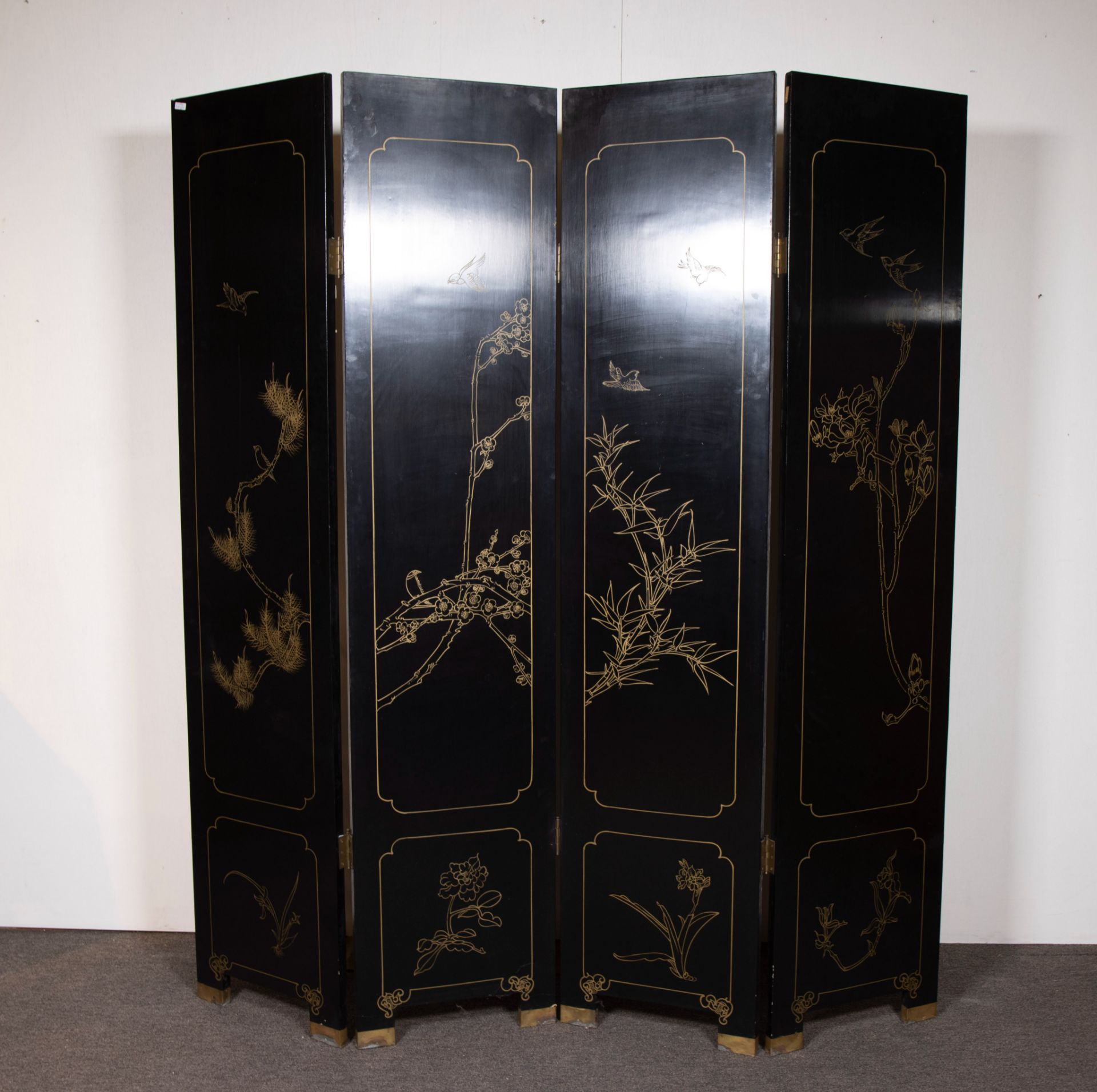 Chinese paravant, 4 shutters lacquered black, raised with figures and motifs in jade/serpentine - Bild 2 aus 2