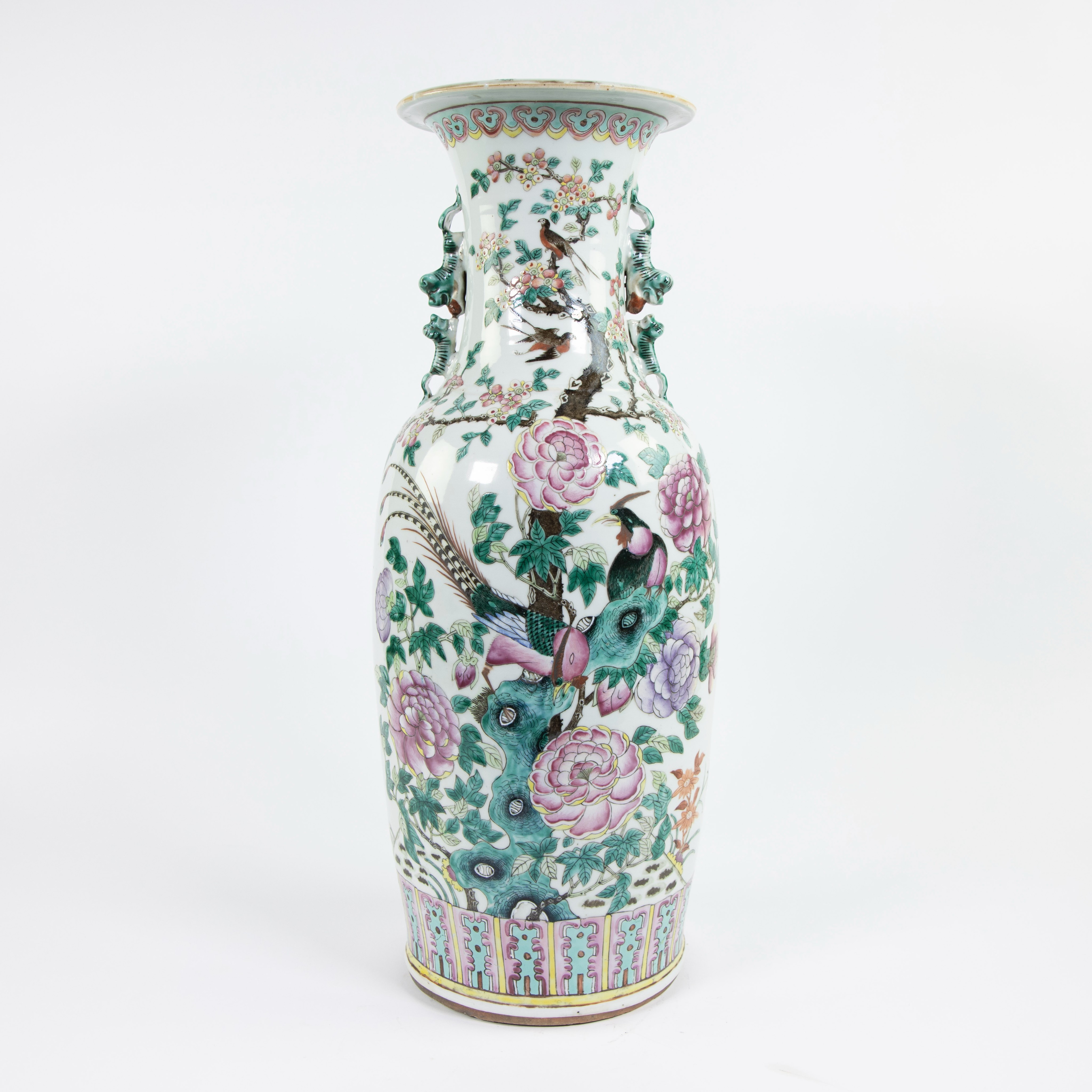 A fine Chinese famille rose baluster vase with birds, trees, peonis, blossoming prunes and foo lions - Bild 3 aus 6