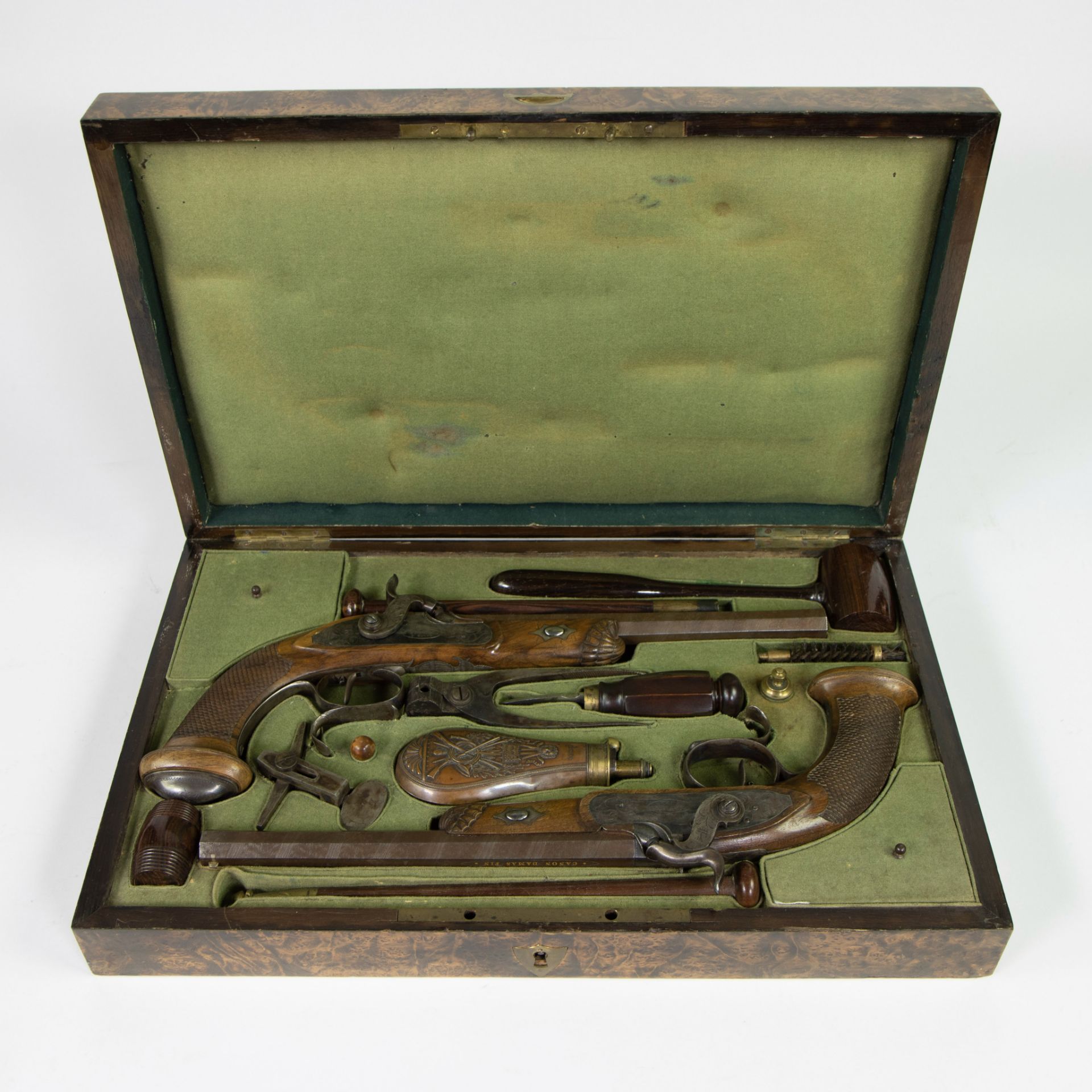 Box with dueling pistols and accessories, engraved Garault à Tours, Canon damas fin
