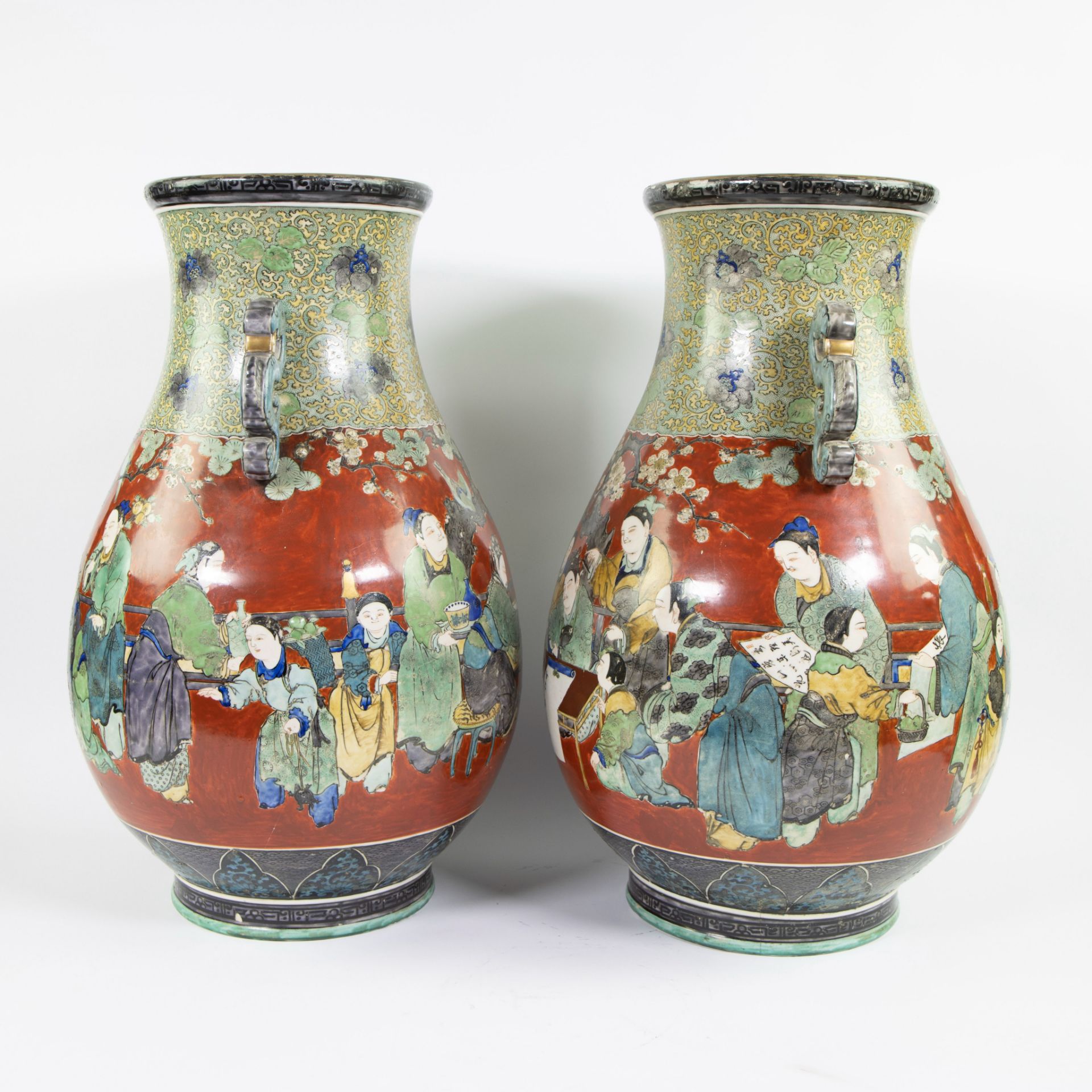 Pair of Japanese Kutani baluster vases with decor school scenes, Meiji period - Bild 2 aus 8