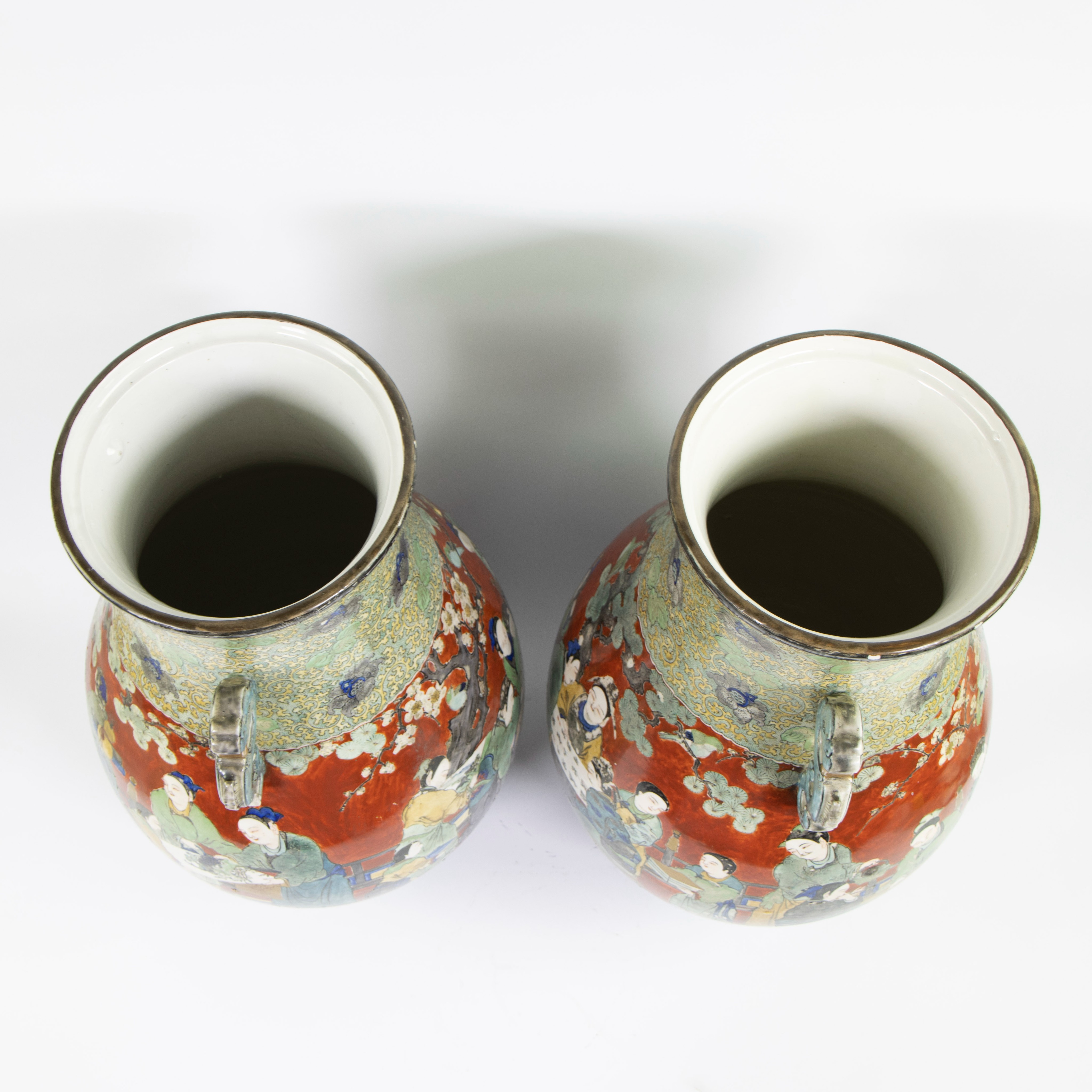 Pair of Japanese Kutani baluster vases with decor school scenes, Meiji period - Bild 6 aus 8