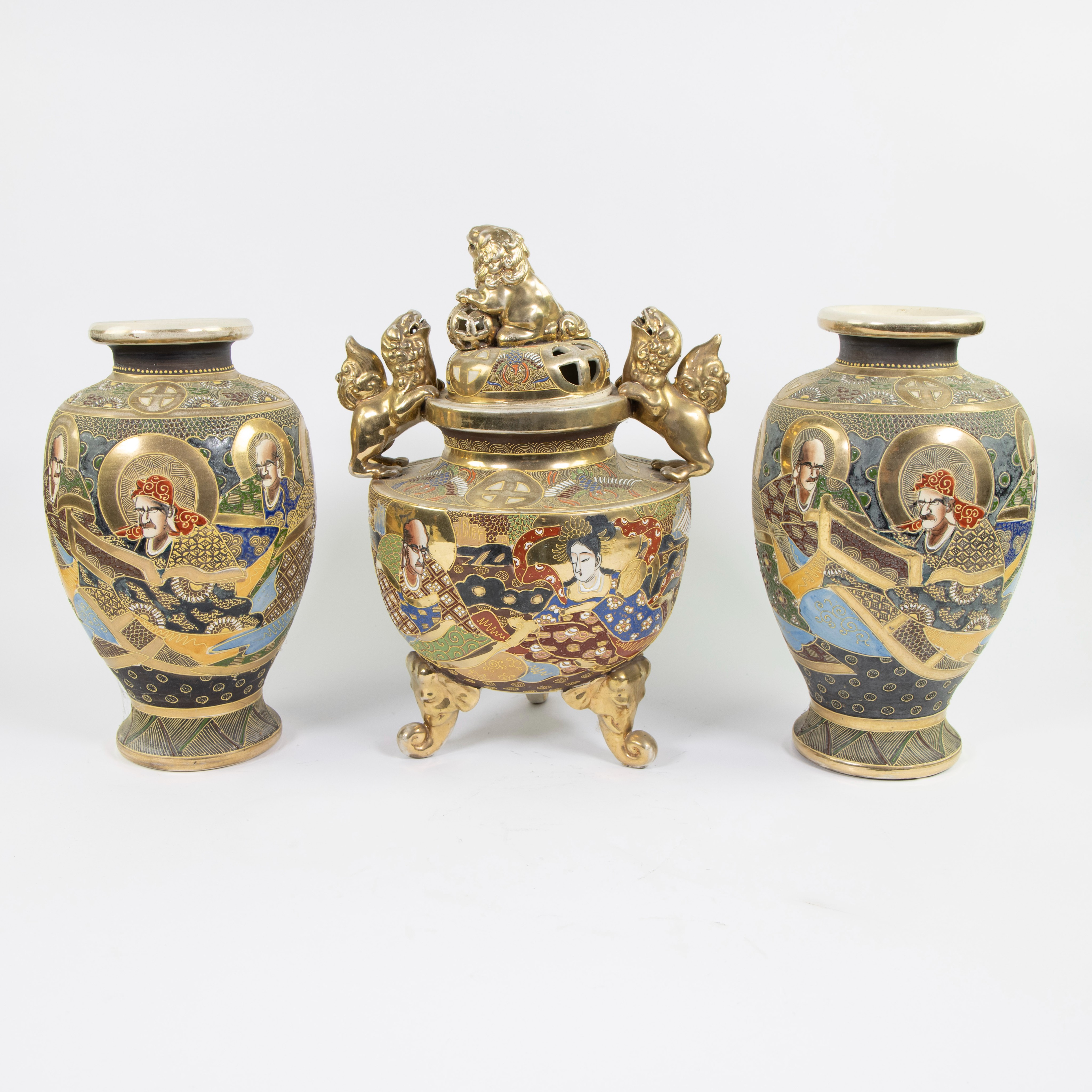 Lot Satsuma, pair of vases and lidded pot, Japan - Bild 3 aus 5