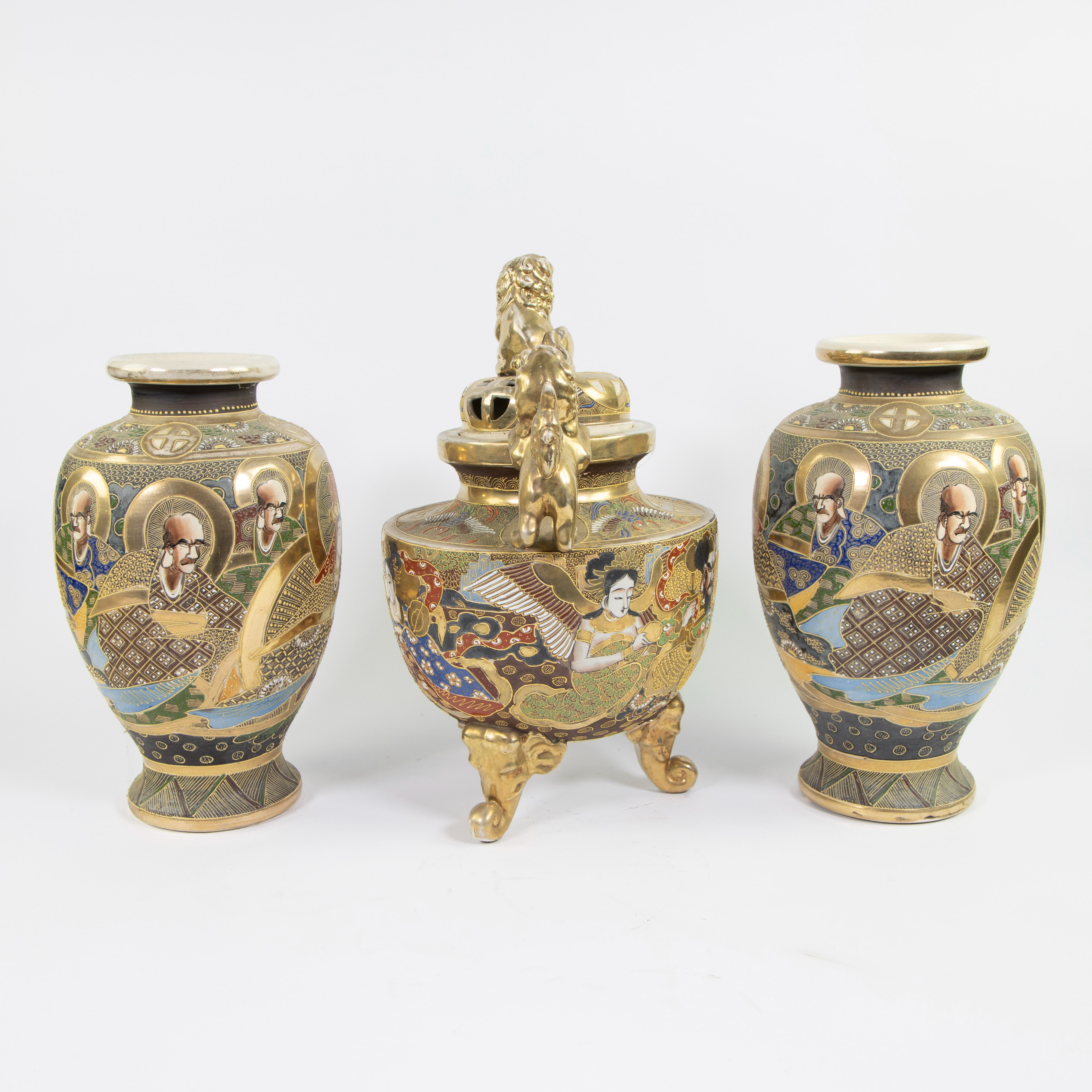 Lot Satsuma, pair of vases and lidded pot, Japan - Bild 4 aus 5