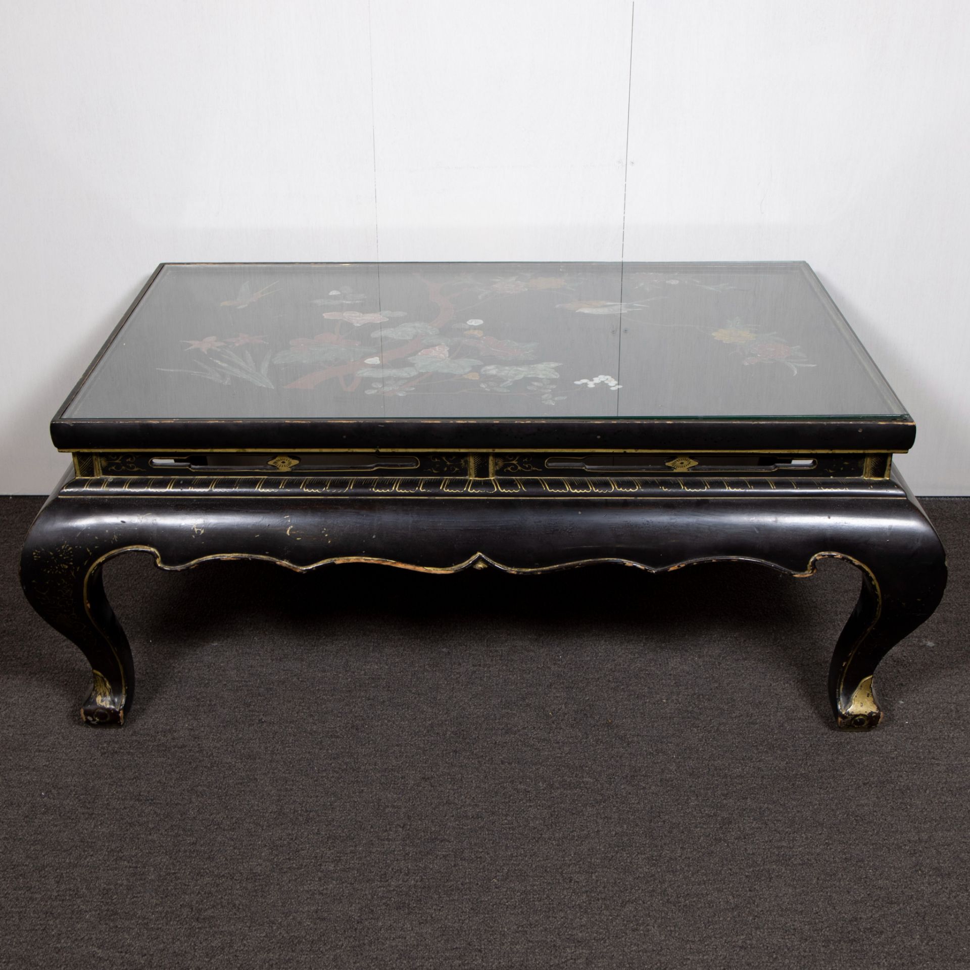 Chinese coffee table with marquetry, floral decor