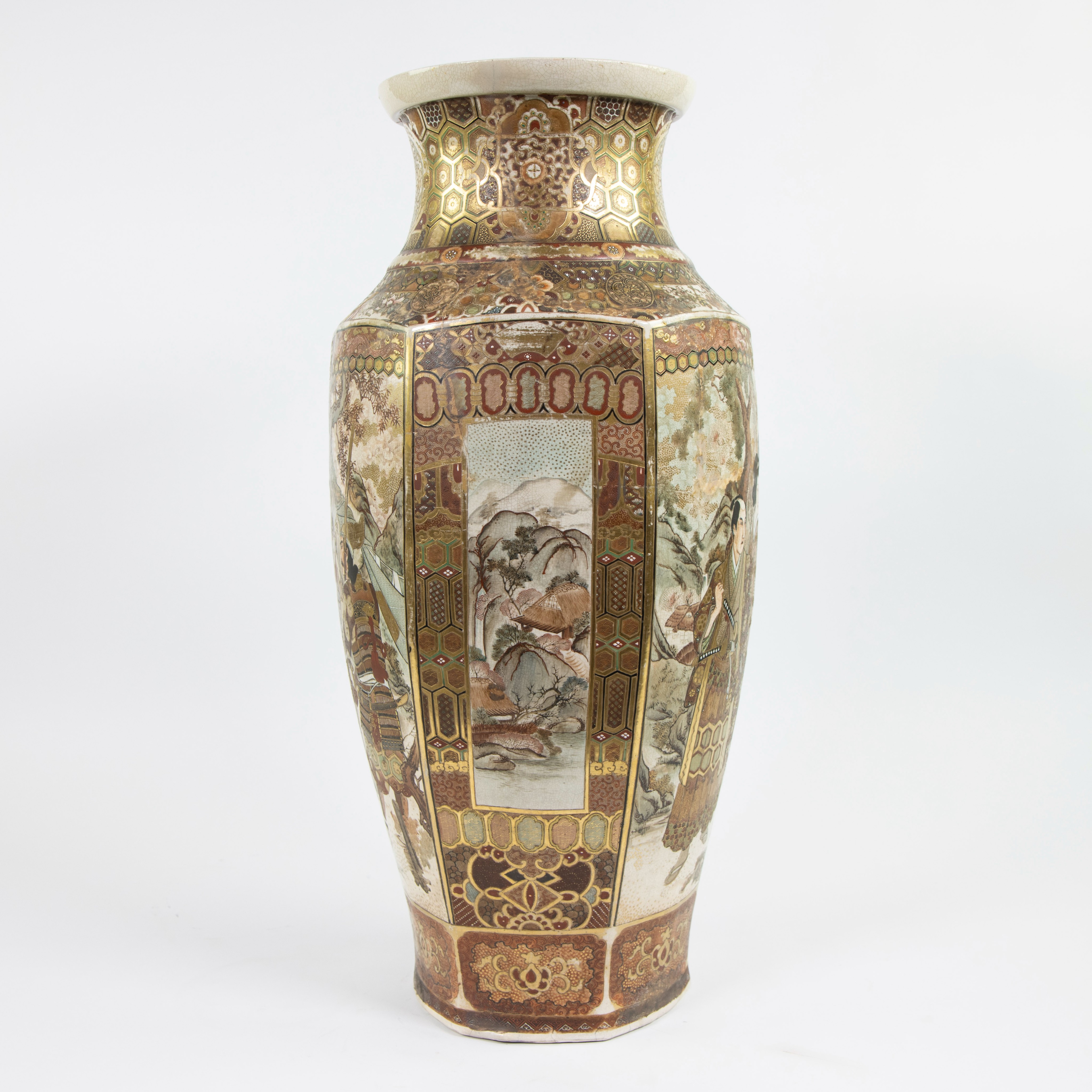 Large hexagonal Satsuma vase depicting samurai and scholars, Japan, Meiji period - Bild 4 aus 6