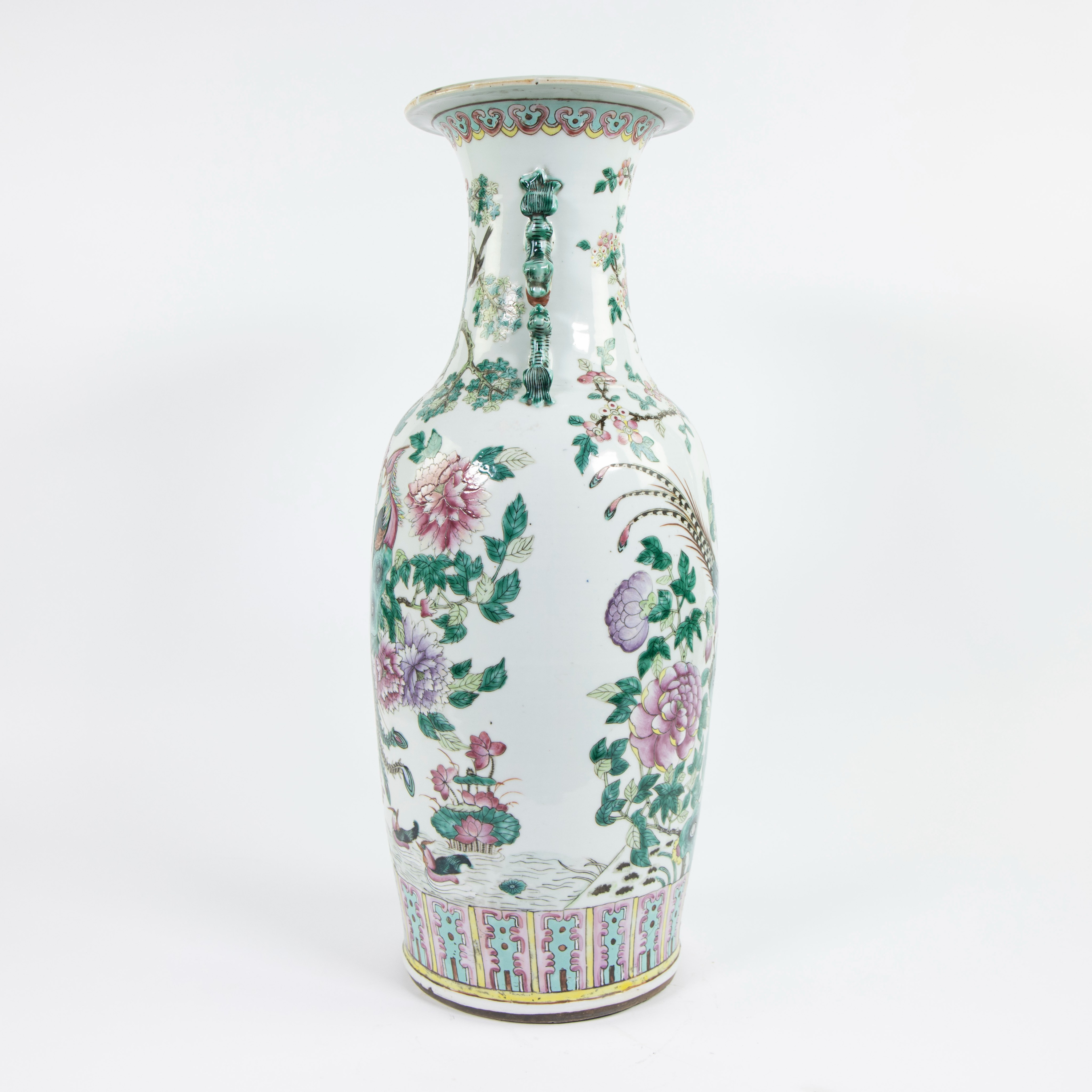 A fine Chinese famille rose baluster vase with birds, trees, peonis, blossoming prunes and foo lions - Bild 2 aus 6