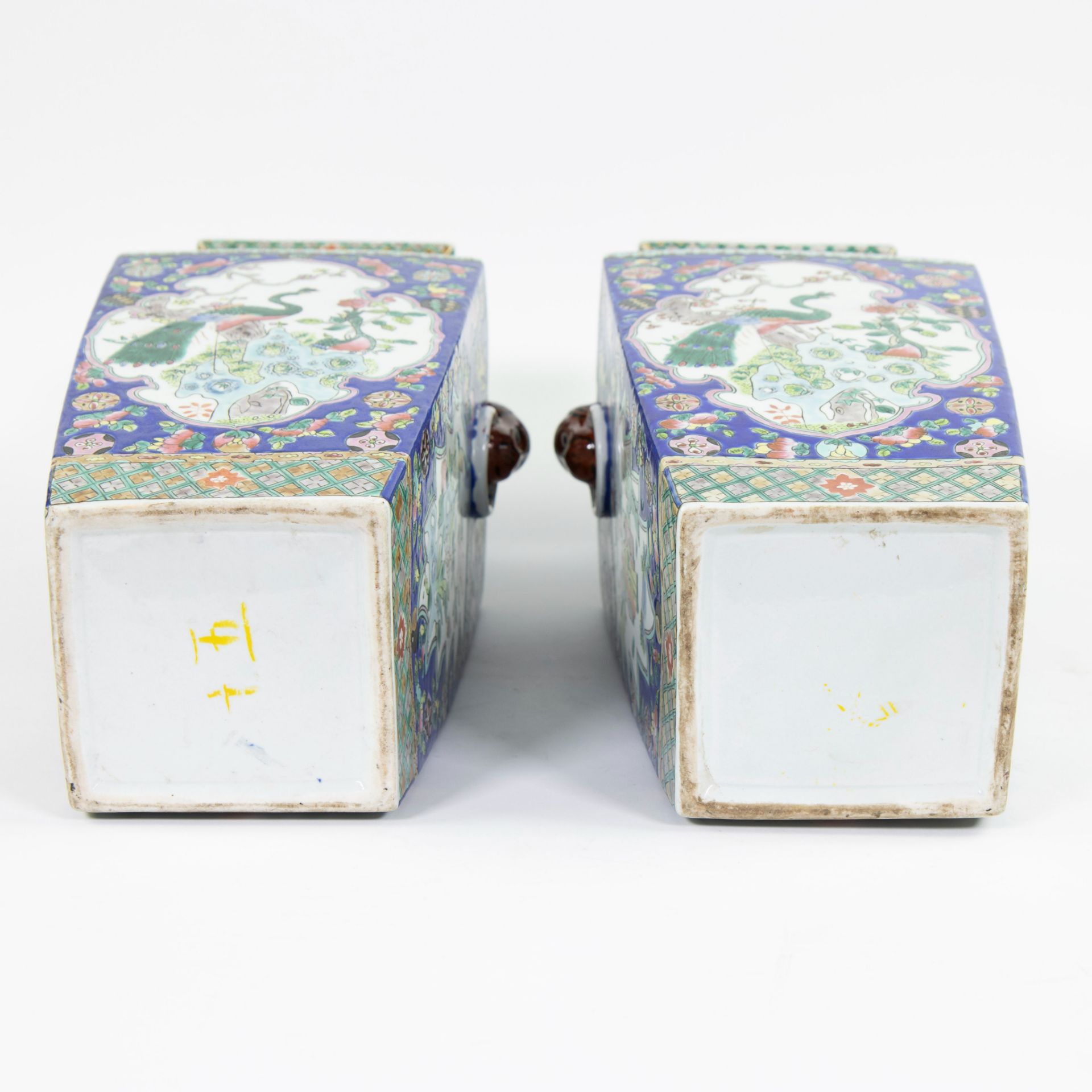 A collection of Chinese porcelain, 2 19th century lidded jars and a pair of blue famille rose vases - Image 8 of 8