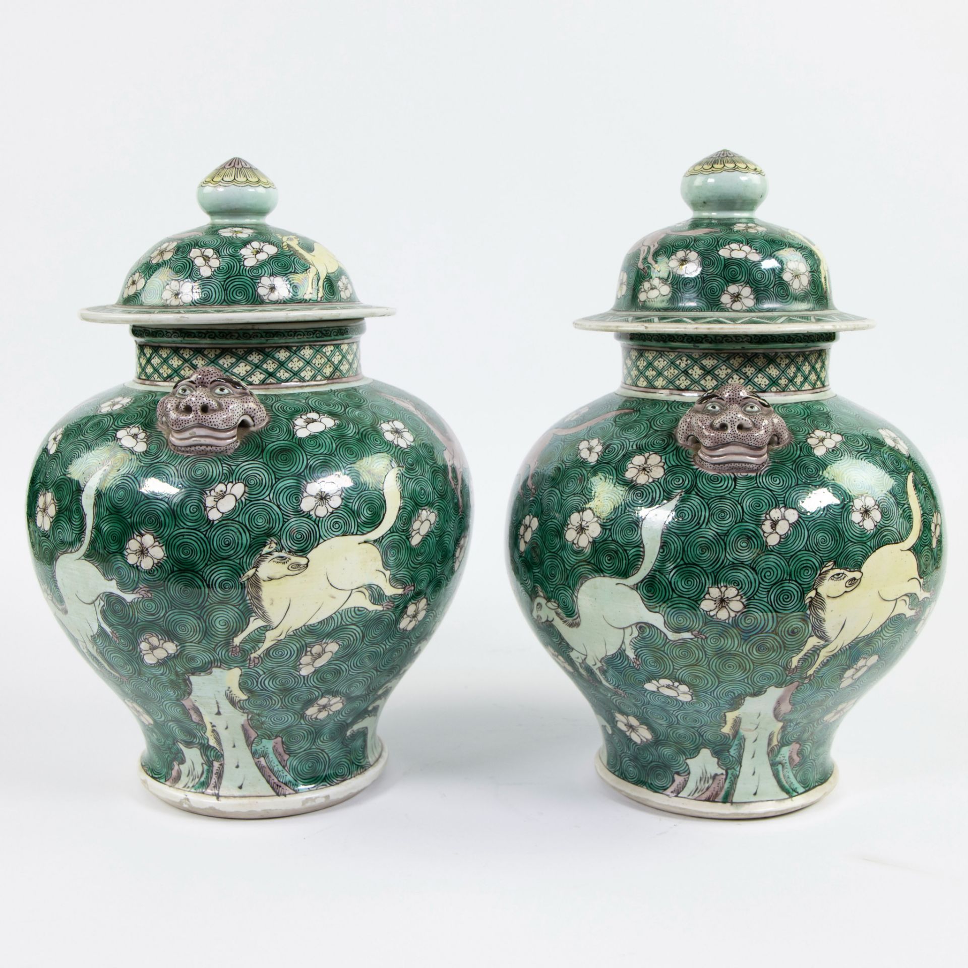 Pair Chinese lidded vases decor animals and flowers - Bild 2 aus 8