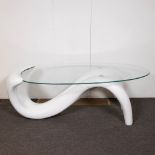 Cortina coffee table with oval glass table top and base in high-gloss white glass fiber plastic