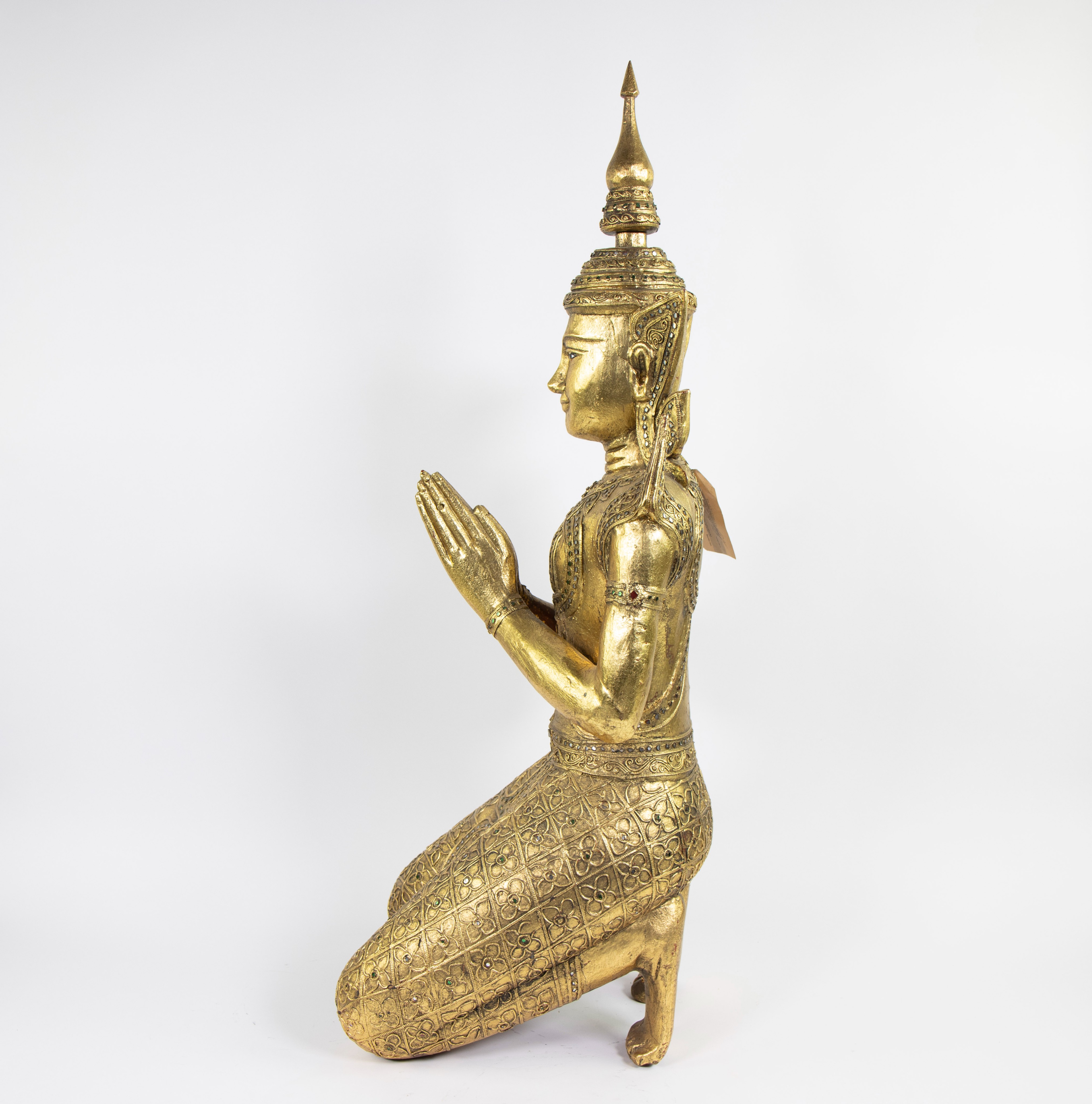 Gilded wooden statue of a kneeling Buddha, Thailand - Bild 2 aus 4