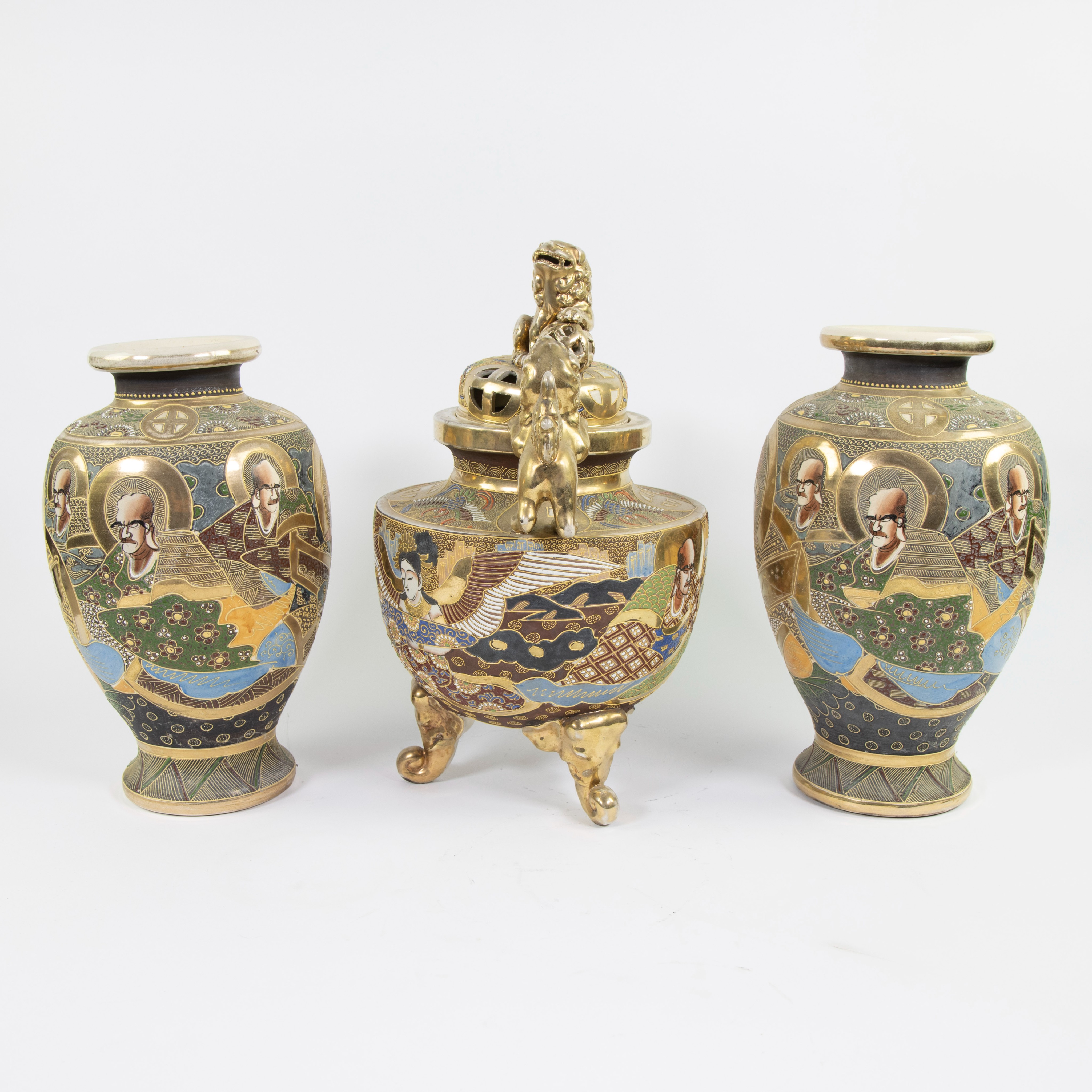 Lot Satsuma, pair of vases and lidded pot, Japan - Bild 2 aus 5