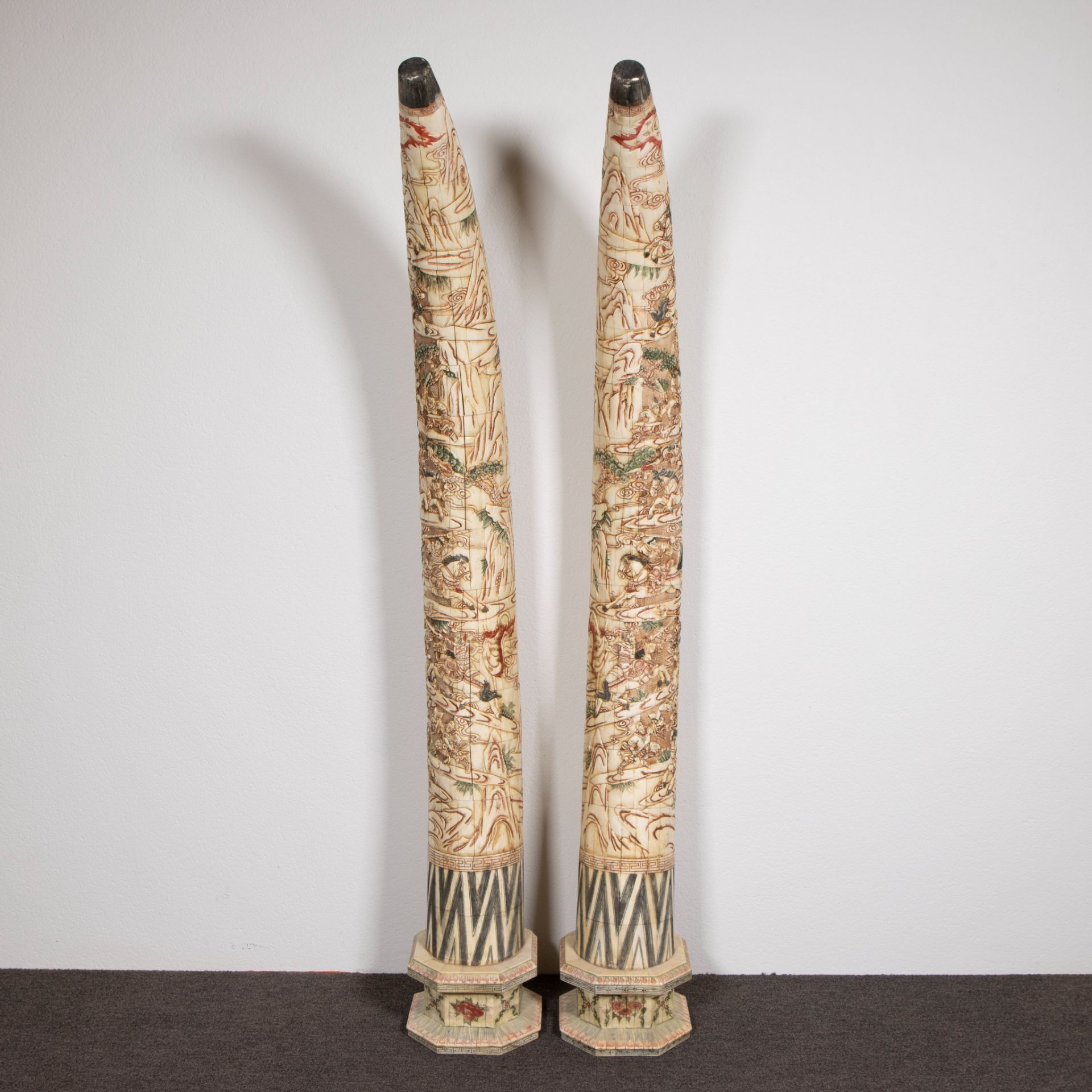 Exceptionally large pair of 'tusks' made of glued pieces of bone depicting battle scenes, circa 1890 - Image 4 of 4