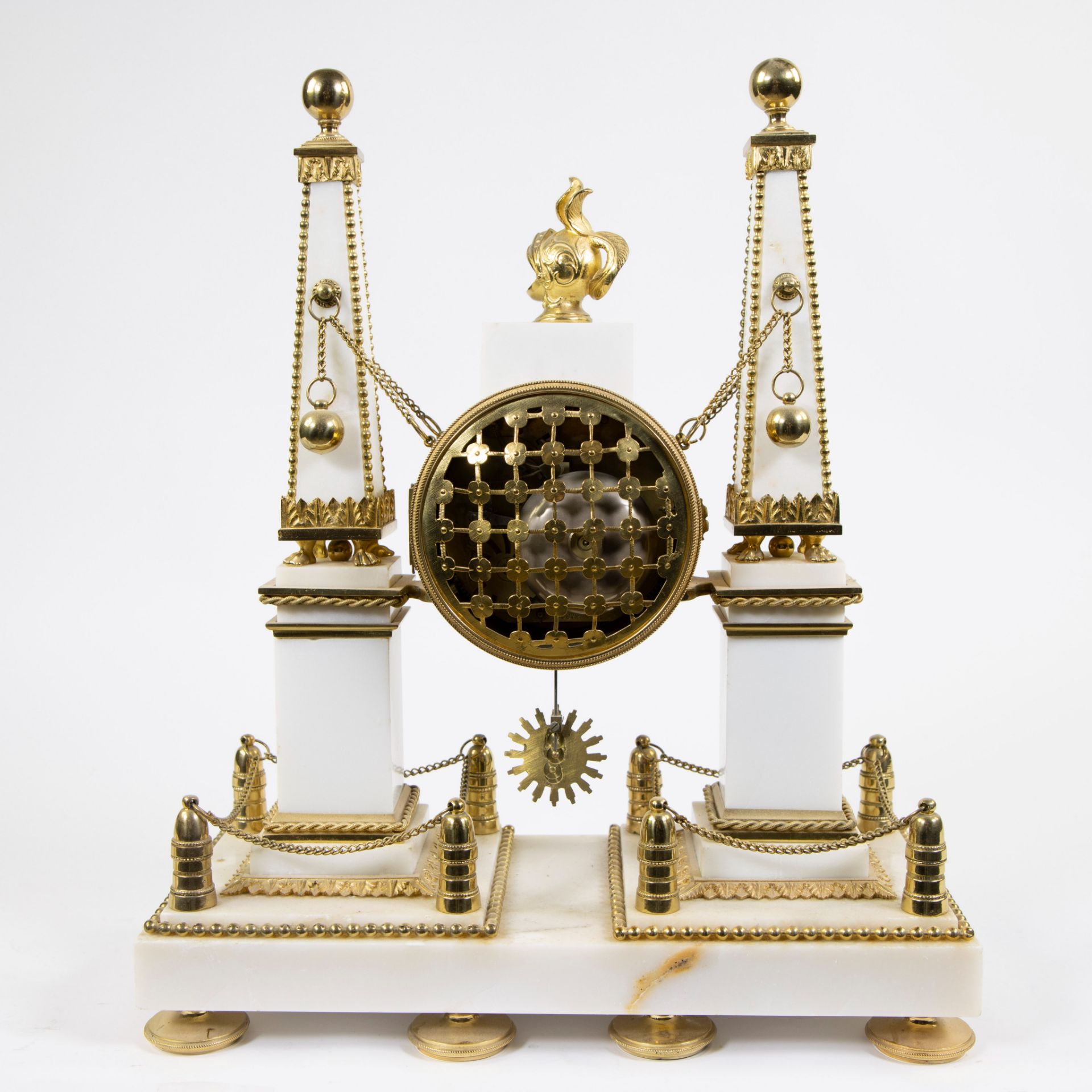 French Directoire mantel clock on white marble base with 2 columns decorated with fire-gilt brass or - Image 4 of 6