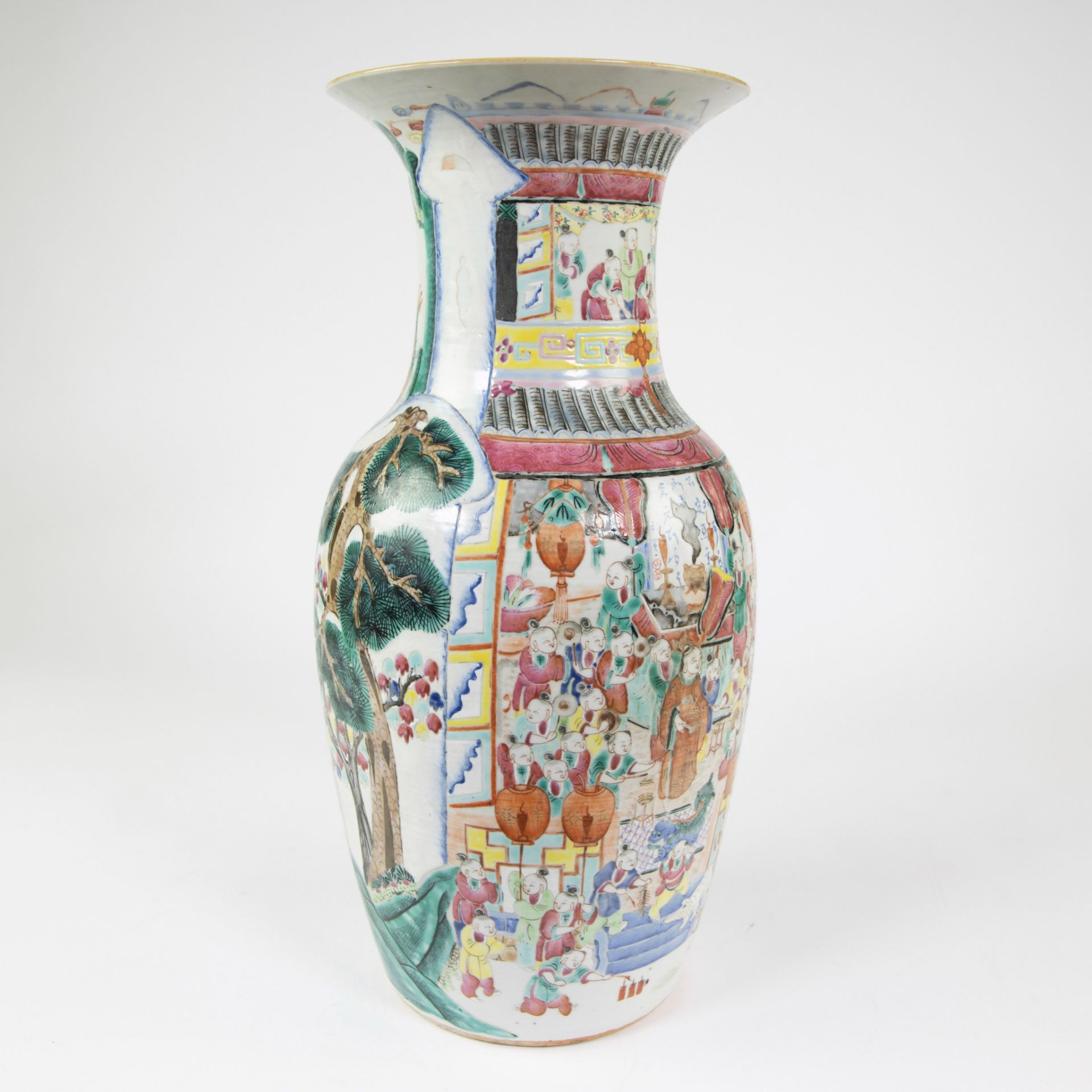 Chinese procelain baluster shaped vase decorated in famille rose enamels with 100 lucky boys theme.  - Bild 9 aus 11
