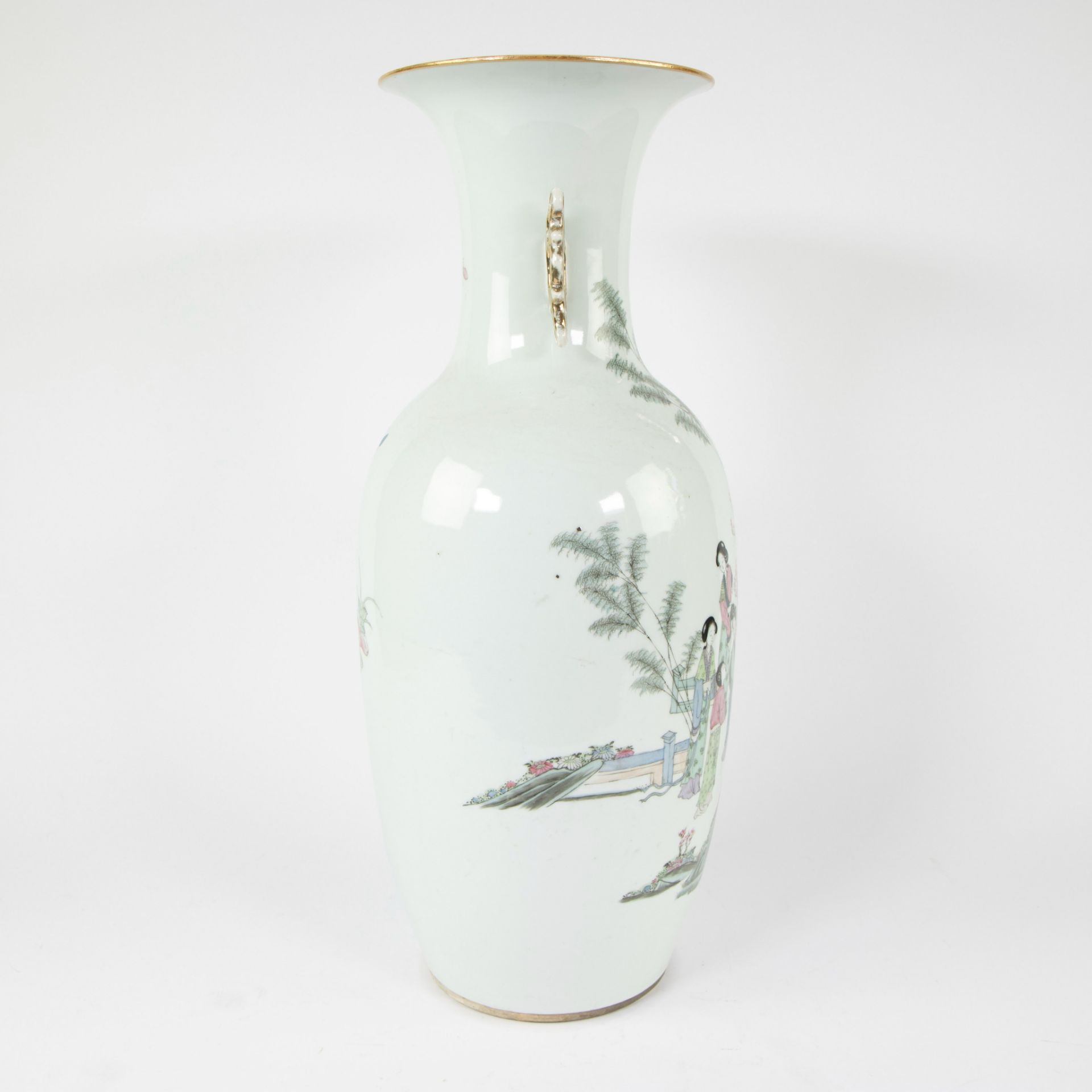 19th century Chinese famille rose vase decorated with figures - Image 7 of 10