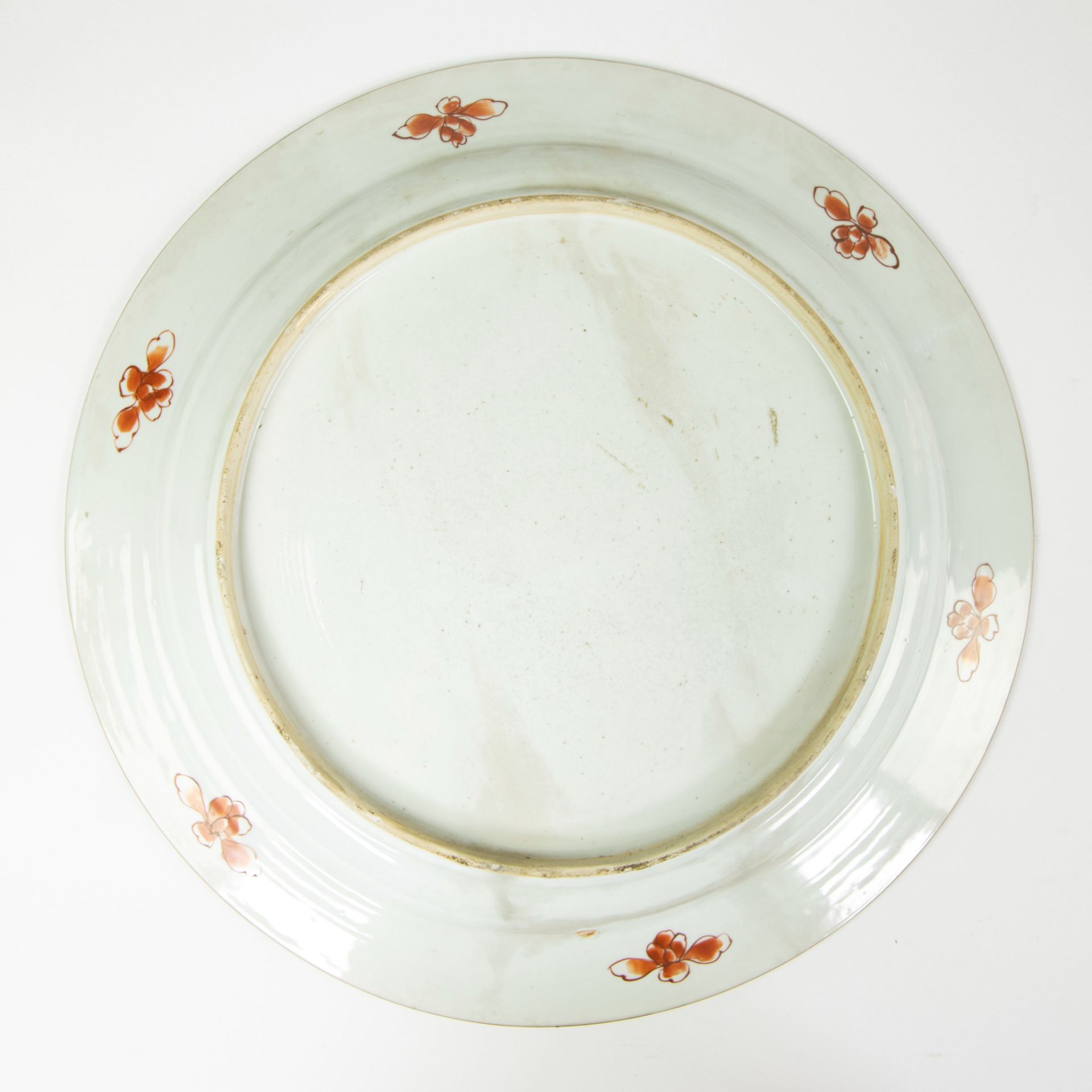 Large Chinese imari export porcelain armorial plate, the central coat of arms captured in a border o - Image 4 of 4