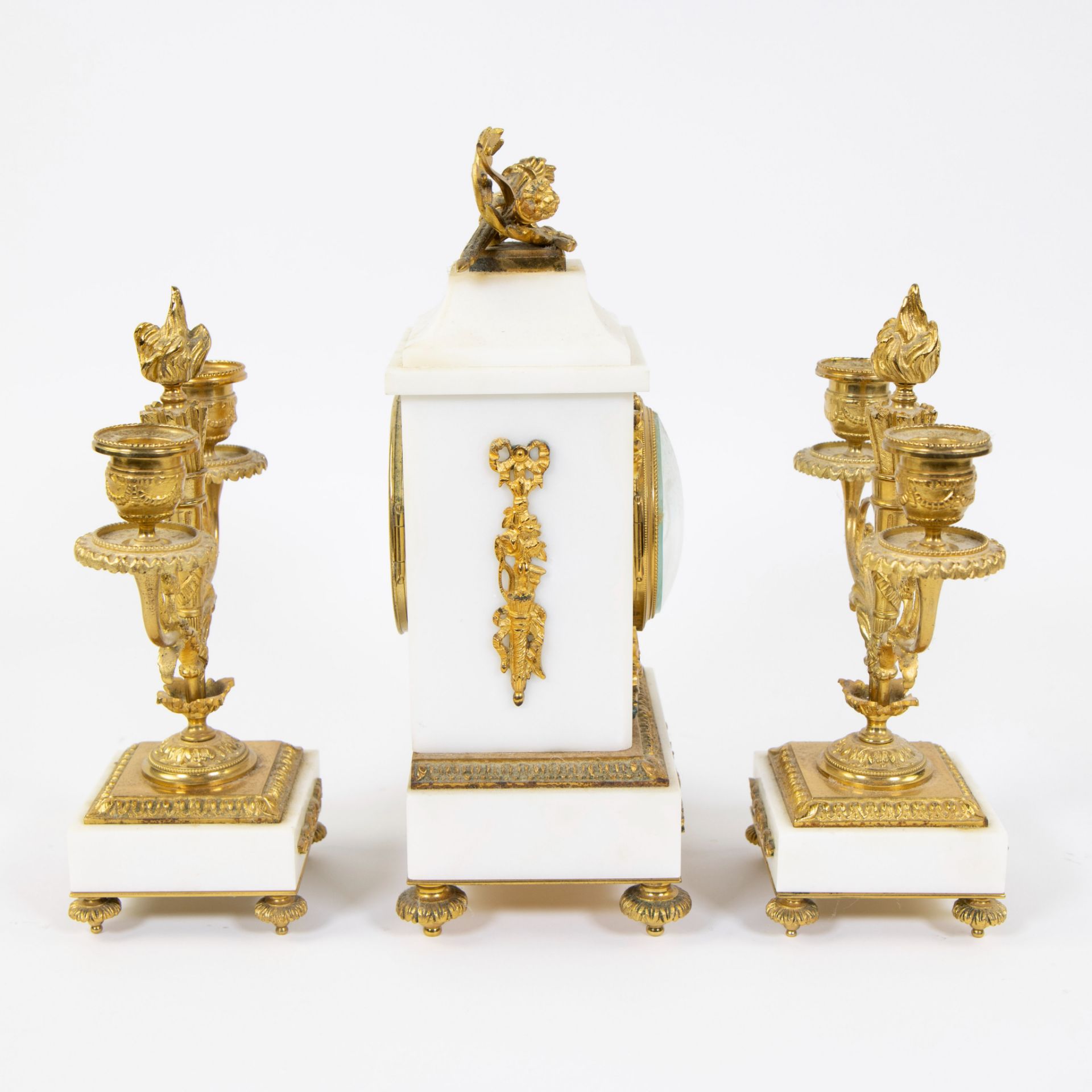 White marble clock with gilded bronze fittings, Louis XVI, dial signed Maple & Co Paris - Image 5 of 5