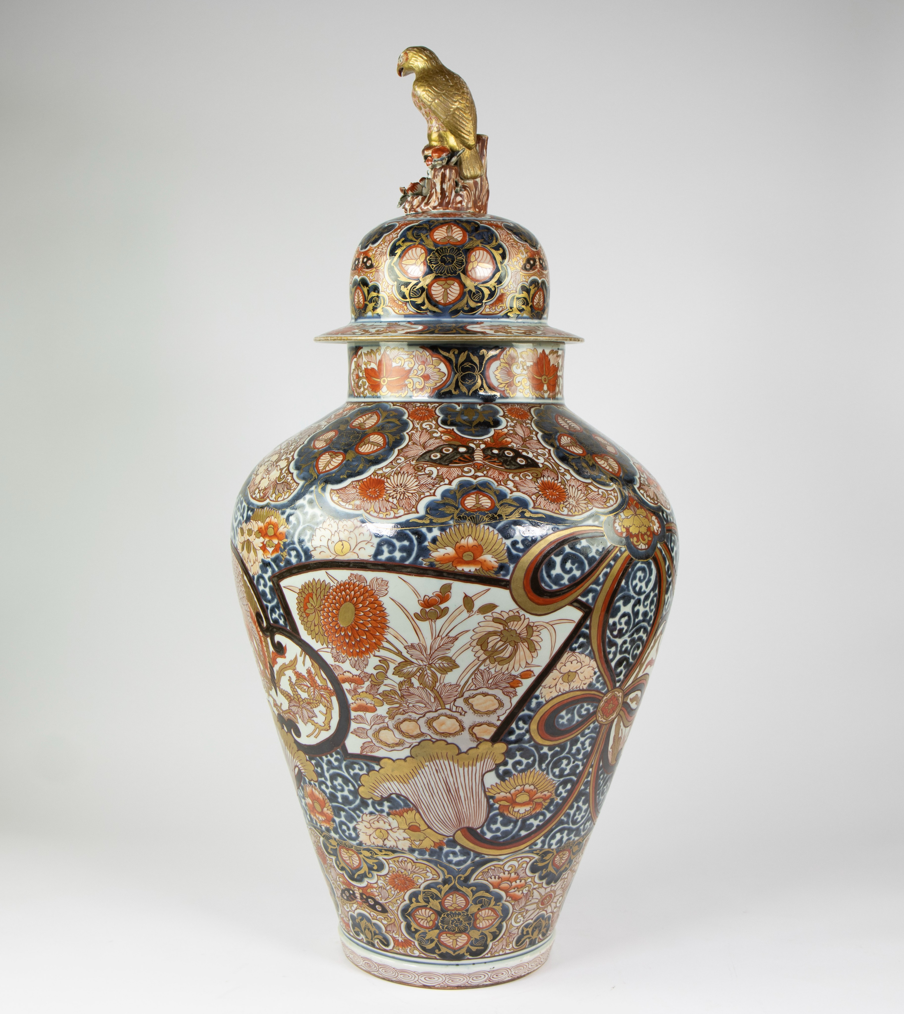 Very large Japanese porcelain jar and its cover, decorated imari enamels with phoenix, chrysanthemum - Image 3 of 12