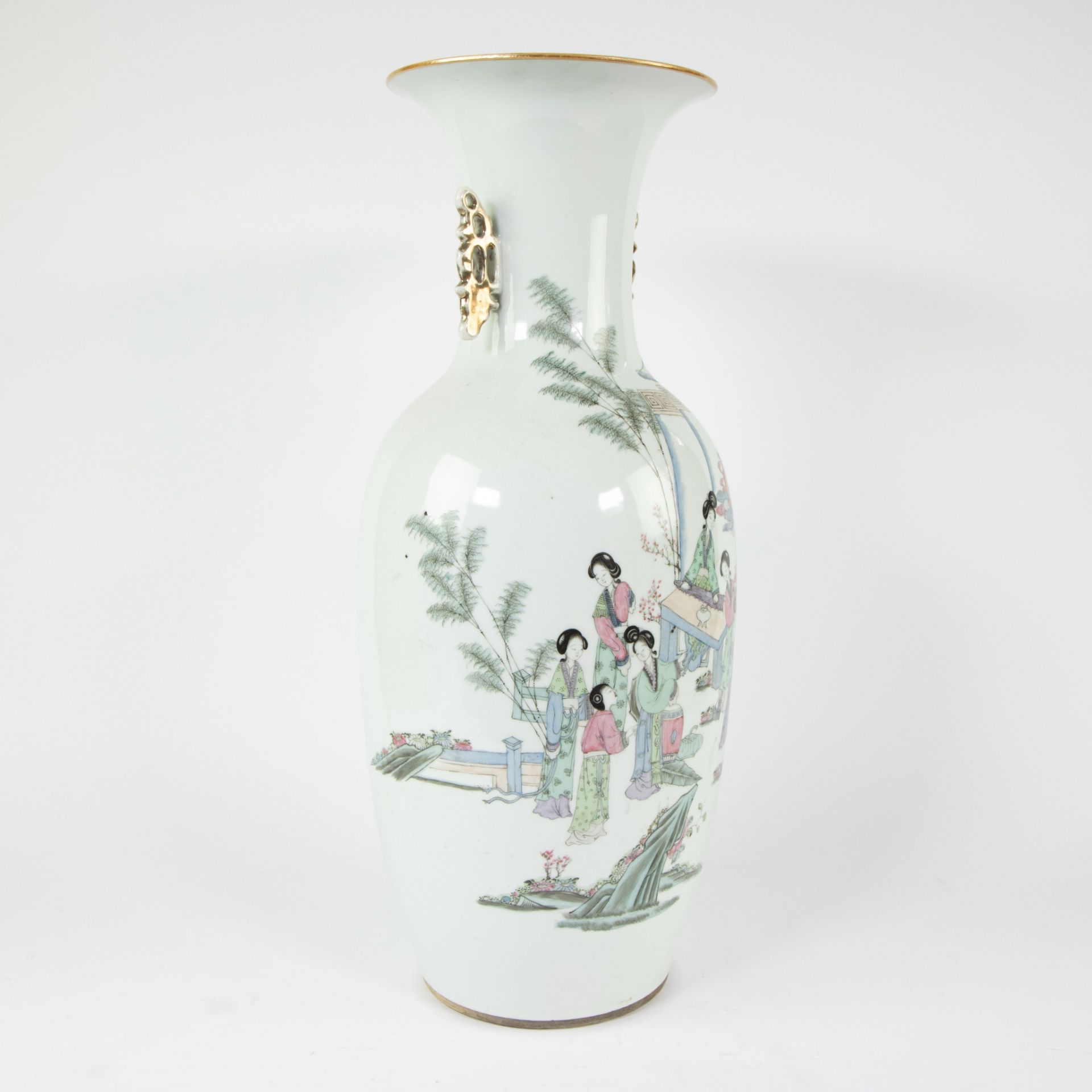 19th century Chinese famille rose vase decorated with figures - Image 8 of 10