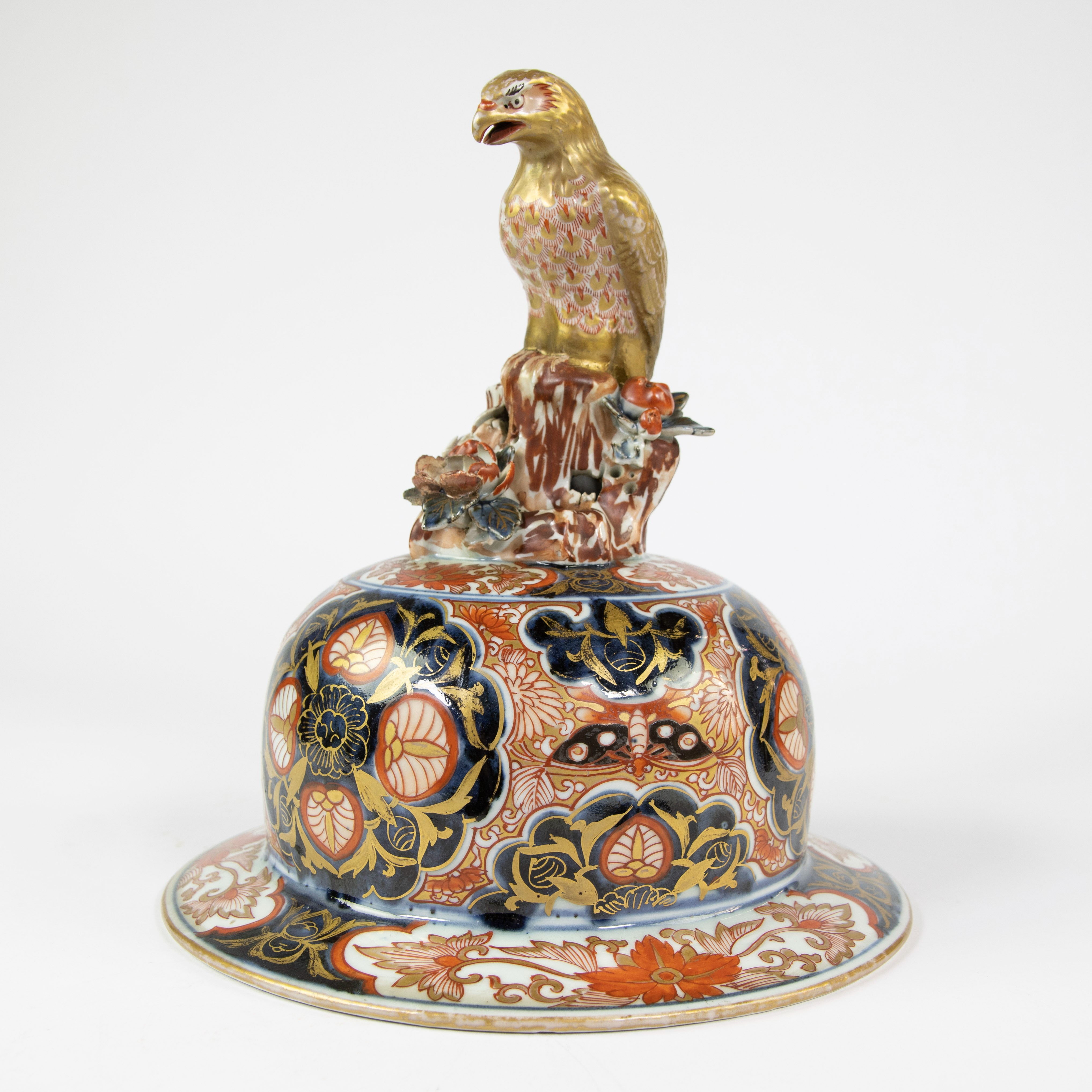 Very large Japanese porcelain jar and its cover, decorated imari enamels with phoenix, chrysanthemum - Image 11 of 12
