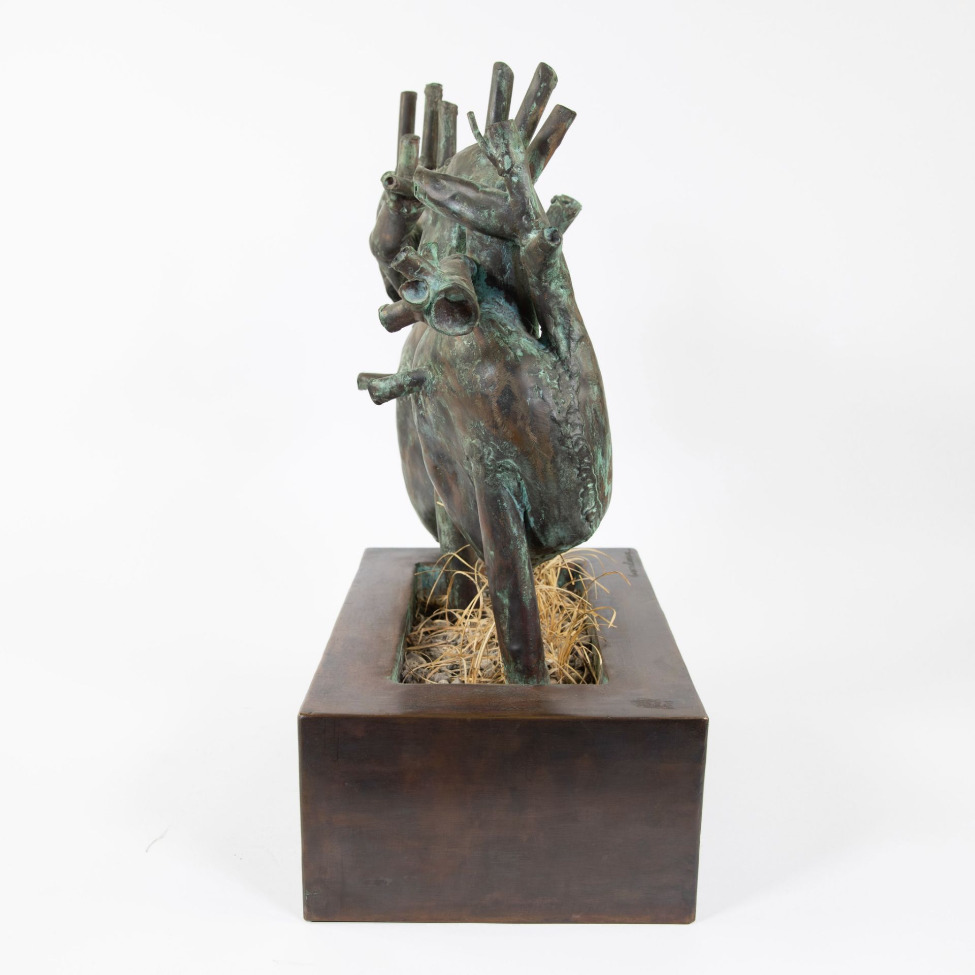 Coeur d'amour, 2 patinated bronze hearts, signed. - Image 6 of 6