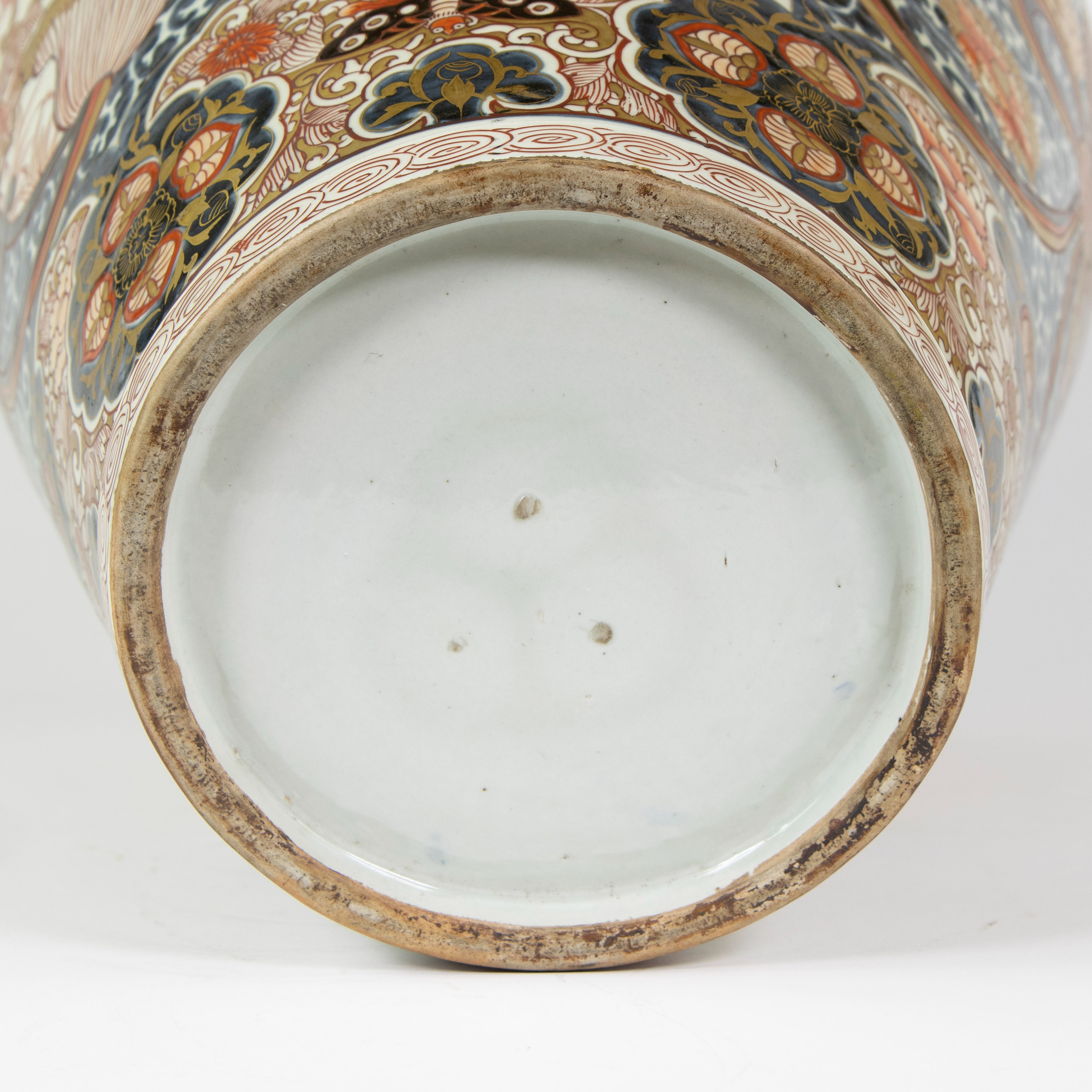 Very large Japanese porcelain jar and its cover, decorated imari enamels with phoenix, chrysanthemum - Image 10 of 12