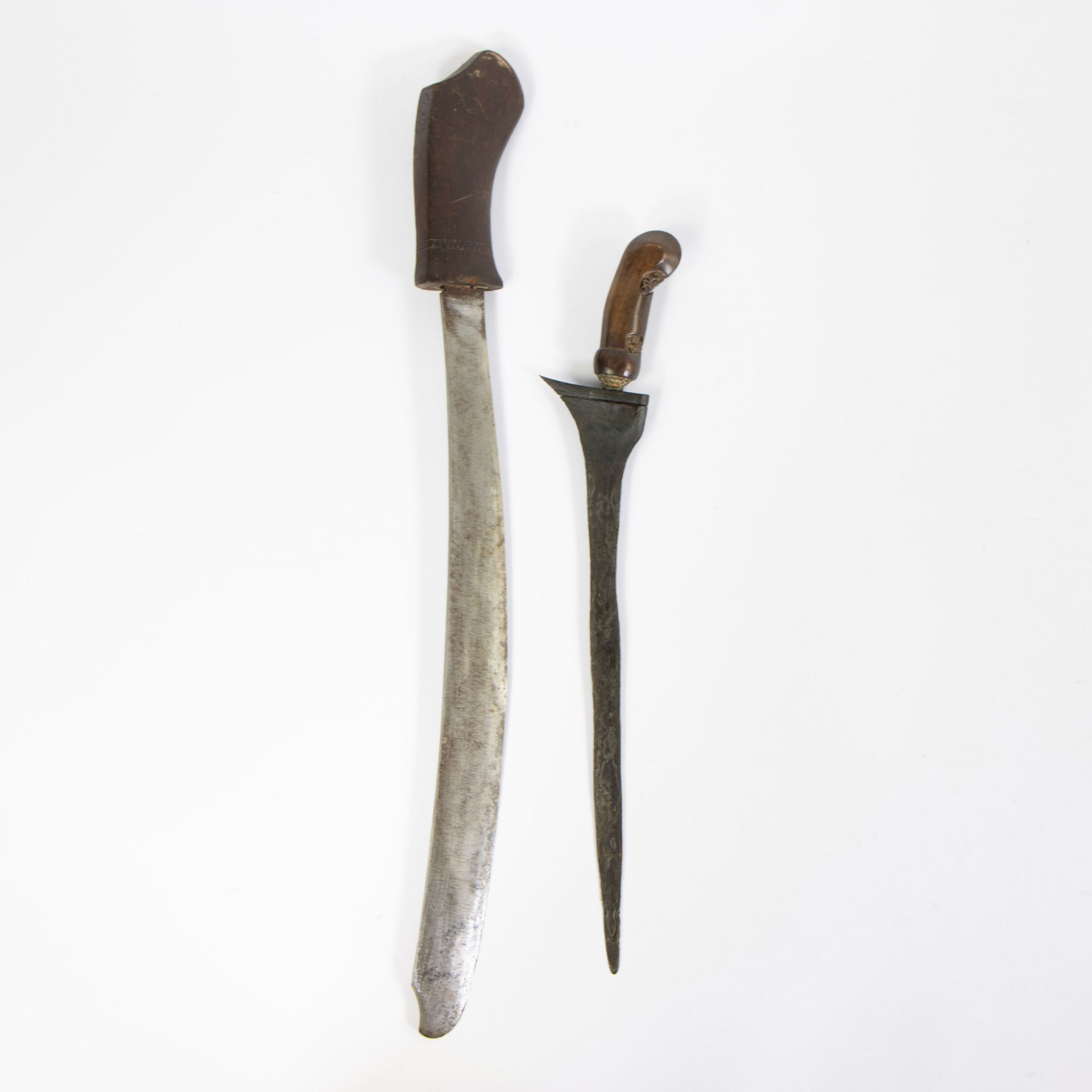 Golok machete (Java) & Yosyakarta kris with plank (Pamor) - Image 2 of 3