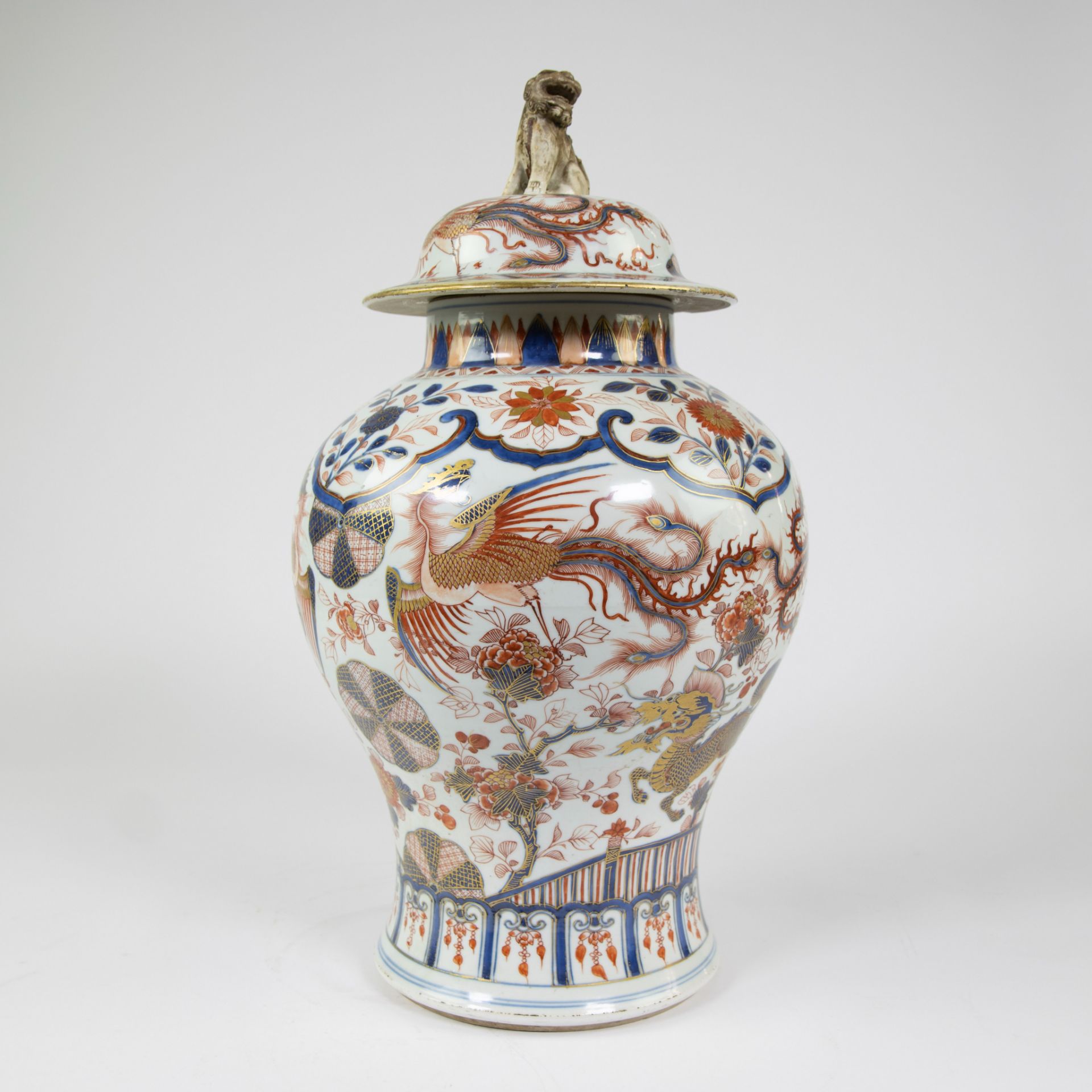 Chinese porcelain jar and its cover, decorated imari enamels, 18th century - Image 10 of 12