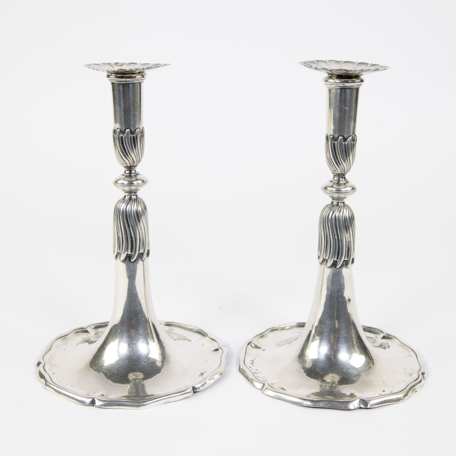 Pair of silver trumpet candlesticks, with hallmarks. - Bild 4 aus 5