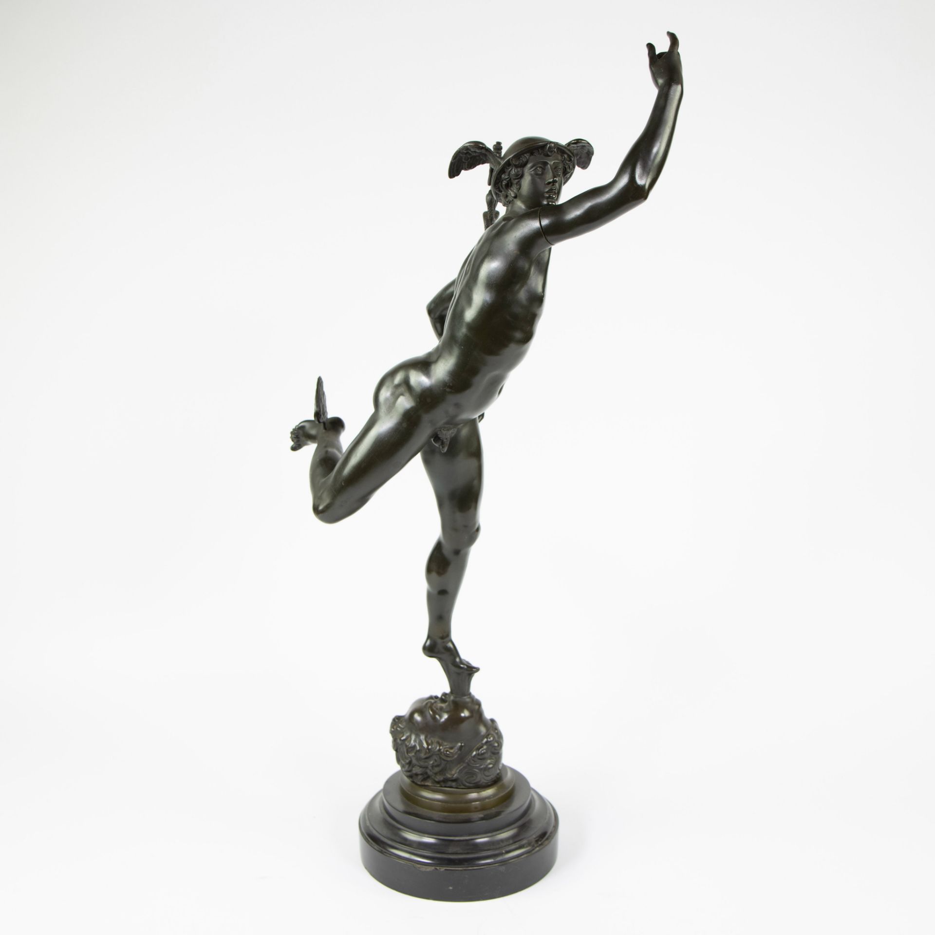 Brons on marble base Flying Mercury, the son of Jupiter and the messenger of the gods, after Giovann - Image 4 of 5