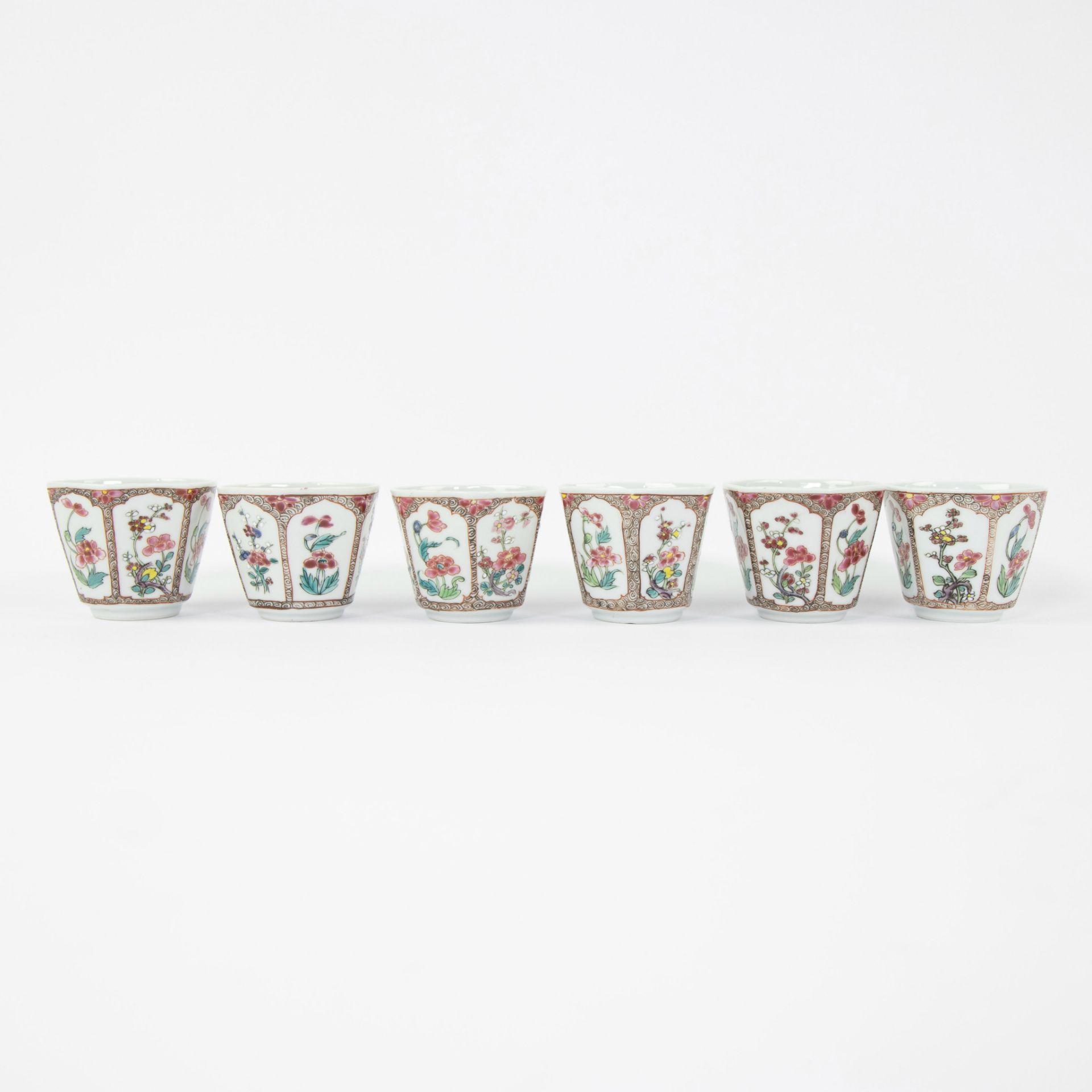 Set of six famille rose cups with their saucers and covers, decorated with flowers and blossom withi - Bild 9 aus 11