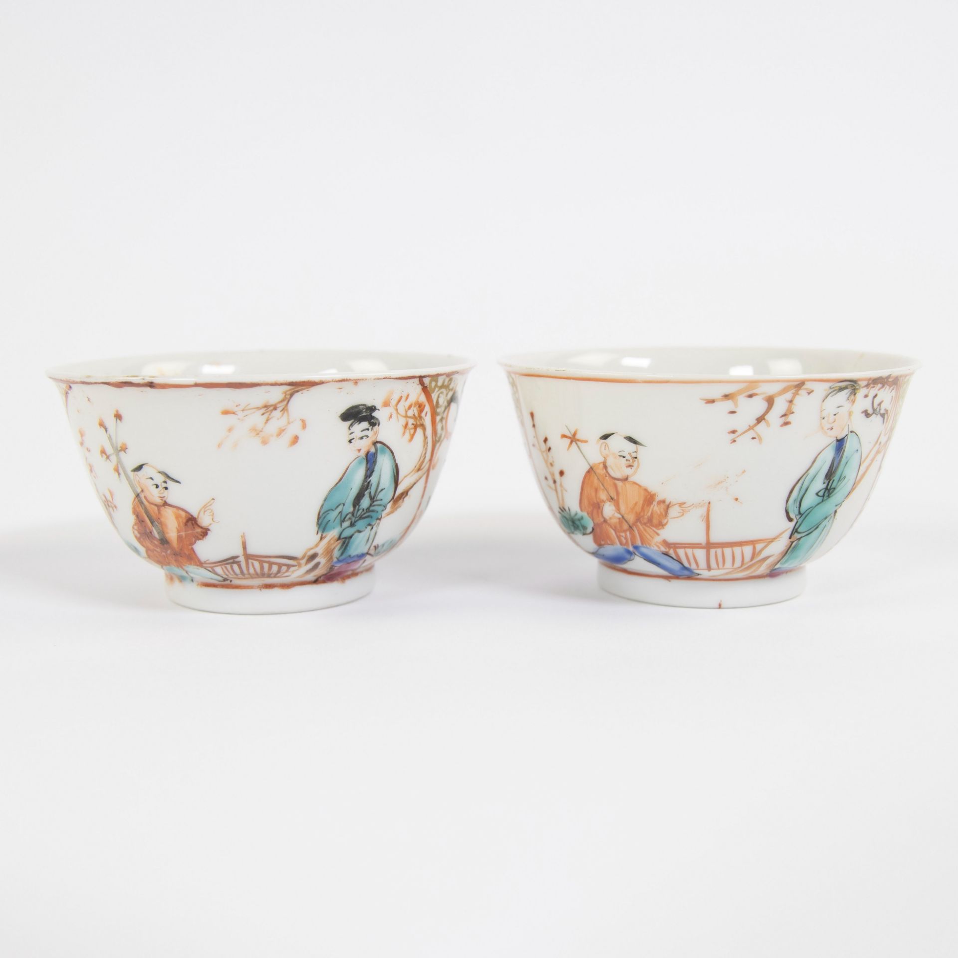 China, a pair of famille rose porcelain plates and cups with Mandarin decor, Qianlong - Bild 4 aus 9