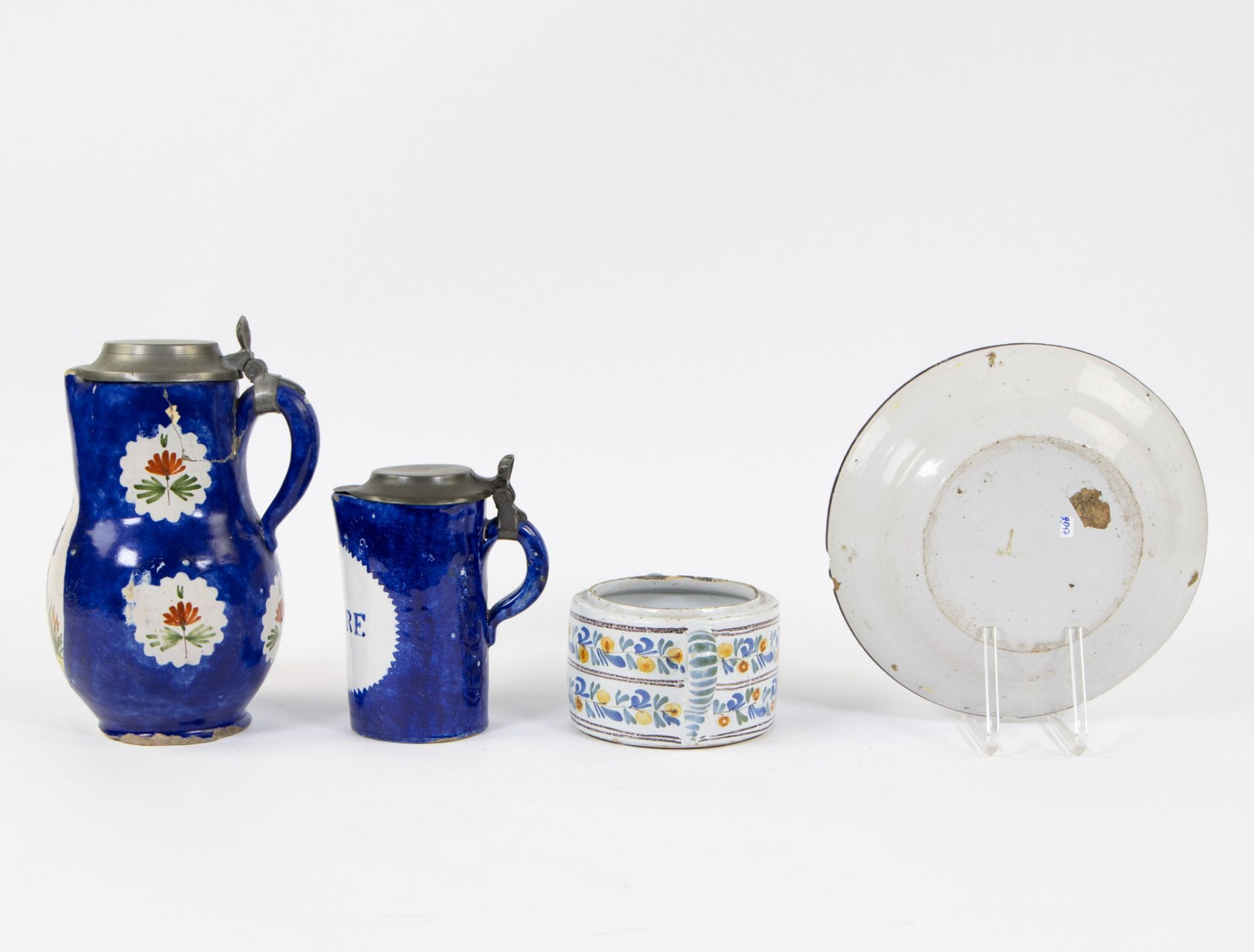 Collection of Brussels faience, 2 jugs, butter pot and plate - Image 2 of 5