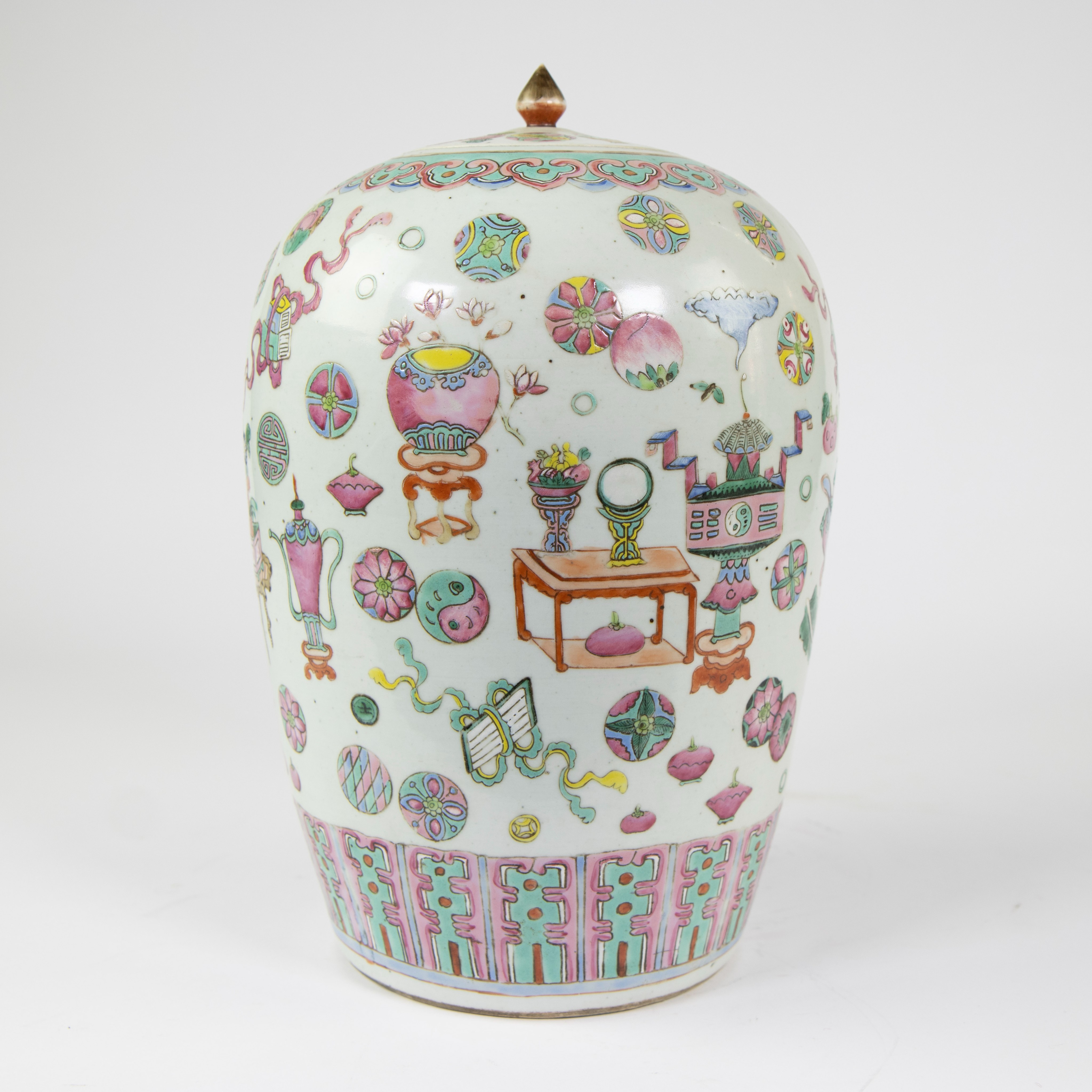 Chinese famile rose jar and its cover decorated with precious objects and a variety of decorative ro - Image 5 of 11