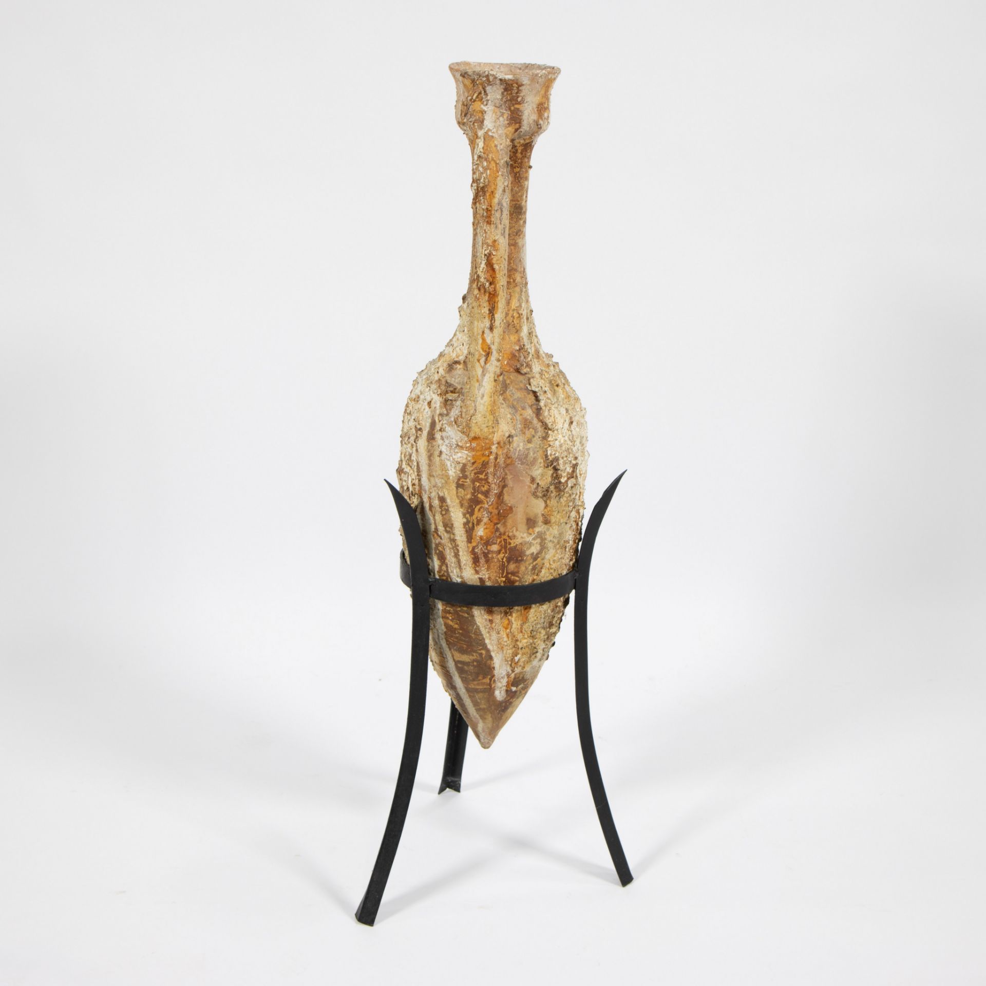 Roman terracotta amphora with wrought iron stand - Image 2 of 4