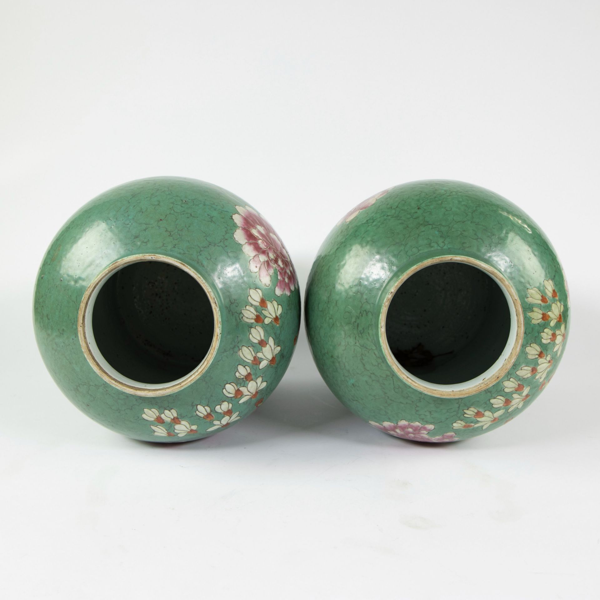 Pair of Chinese baluster shaped jars and their covers symmetrically decorated in fencai enamels depi - Bild 11 aus 12