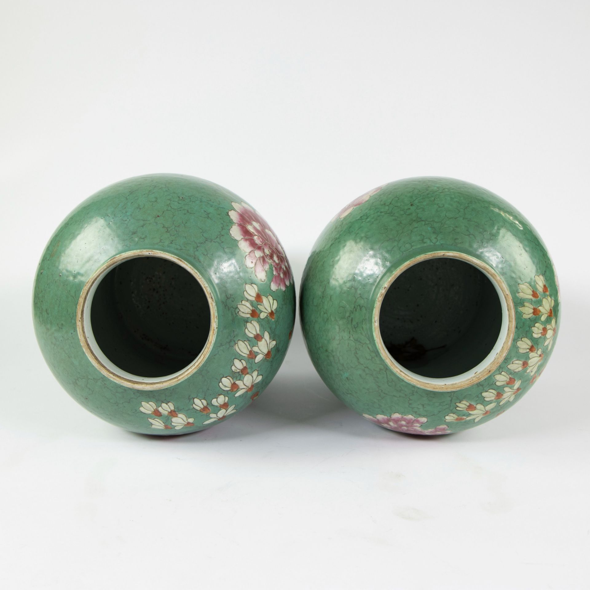 Pair of Chinese baluster shaped jars and their covers symmetrically decorated in fencai enamels depi - Image 11 of 12