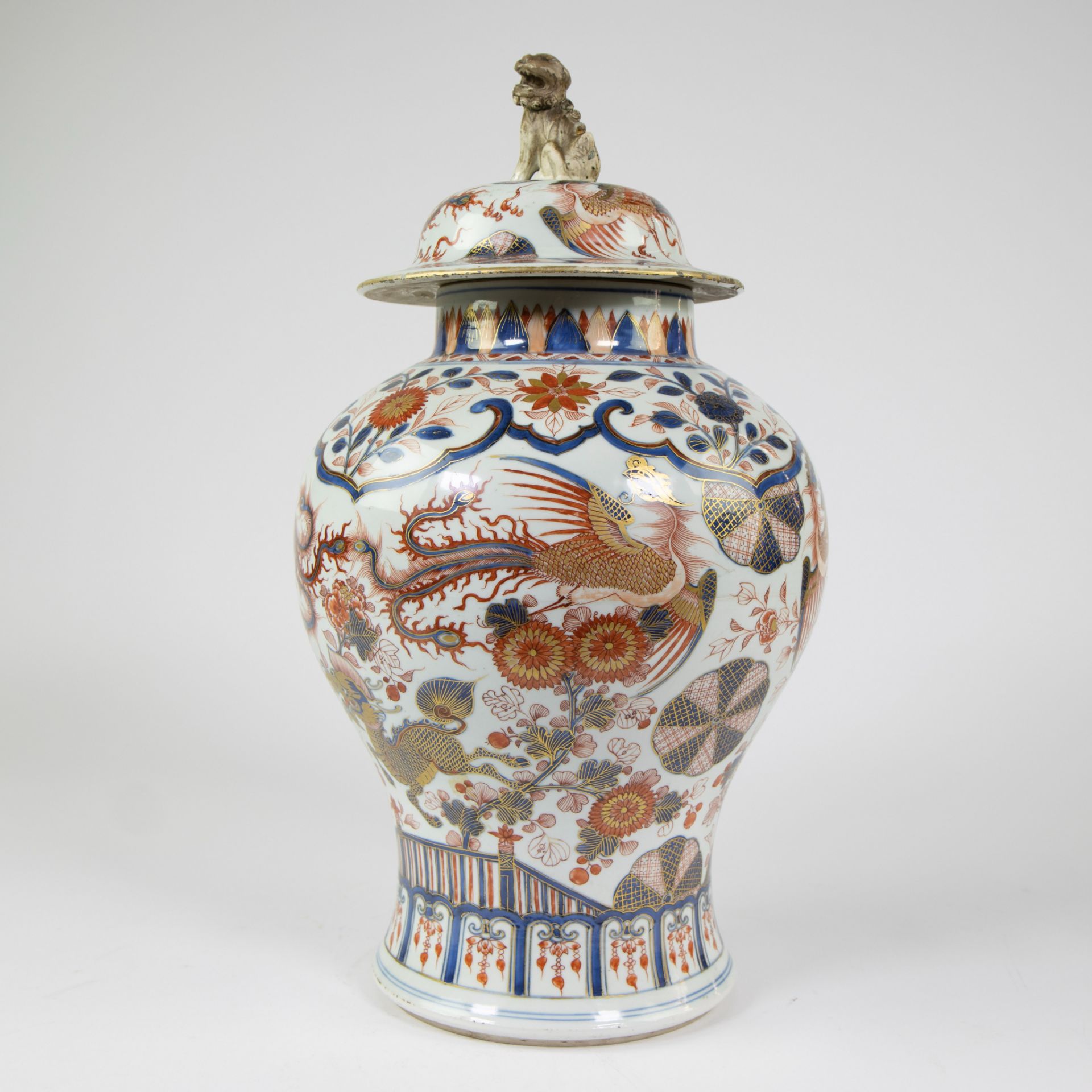 Chinese porcelain jar and its cover, decorated imari enamels, 18th century - Image 2 of 12