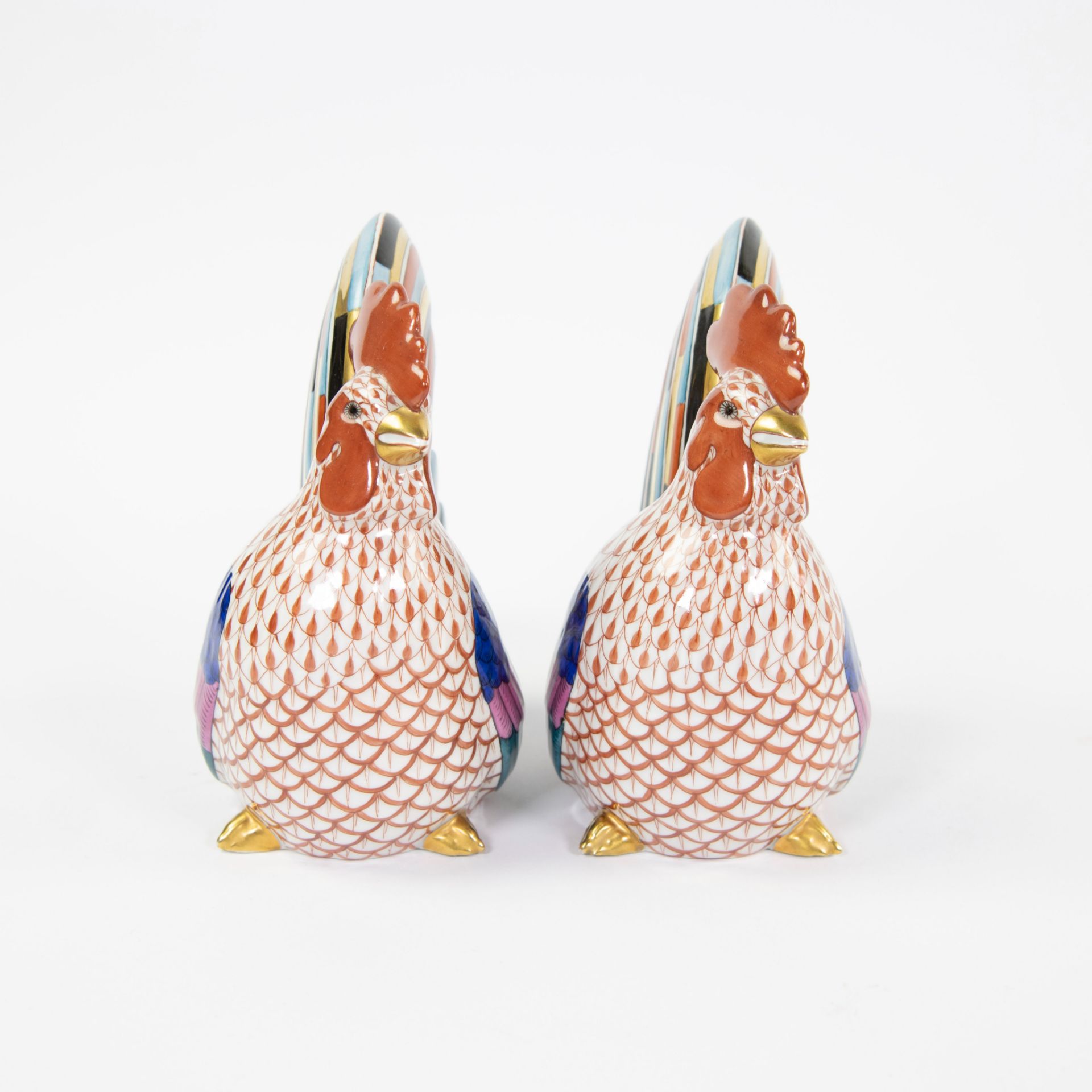 Pair of Herend roosters in porcelain hand-painted decoration in gold-green-blue-black-pink. marked. - Image 5 of 8