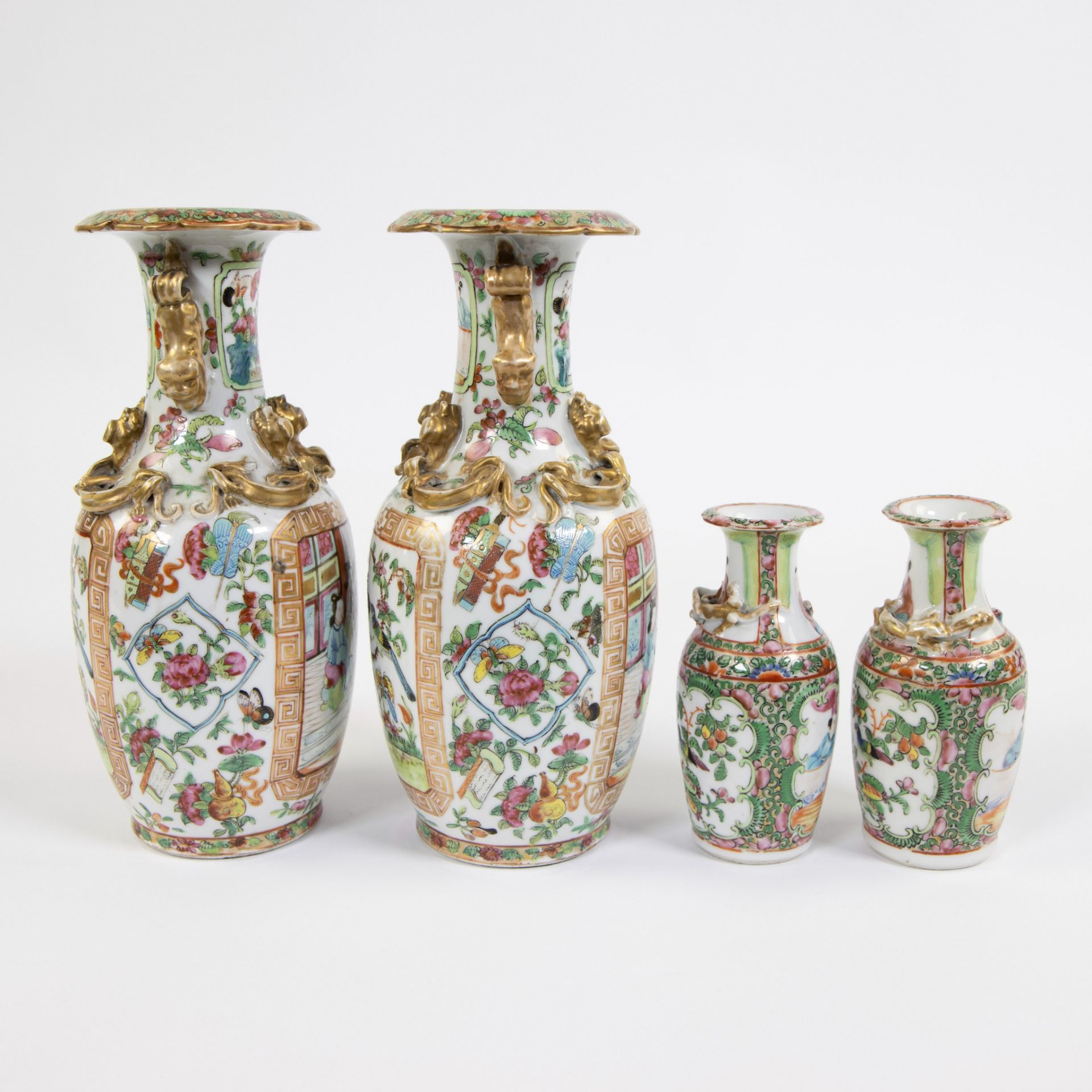 Two Canton porcelain vases and two smaller vases. Decorated in famille rose enamels enhanced with go - Bild 4 aus 6