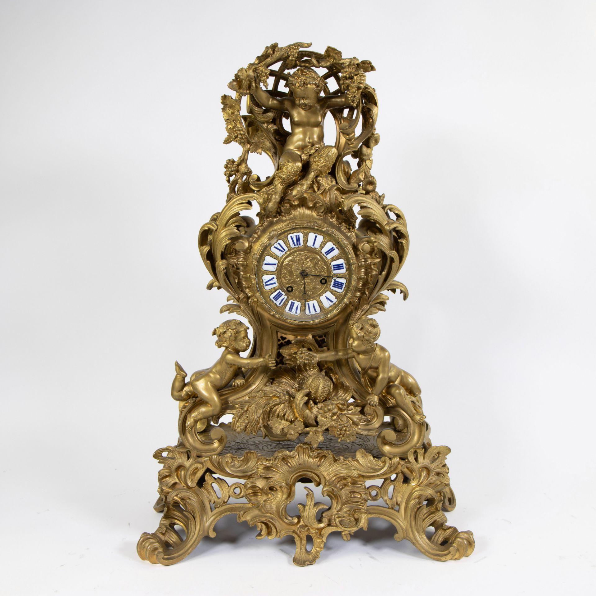 An impressive three-part-piece gilded Louis XV clock from Vincenti à Paris. The mantel clock decorat - Image 2 of 11