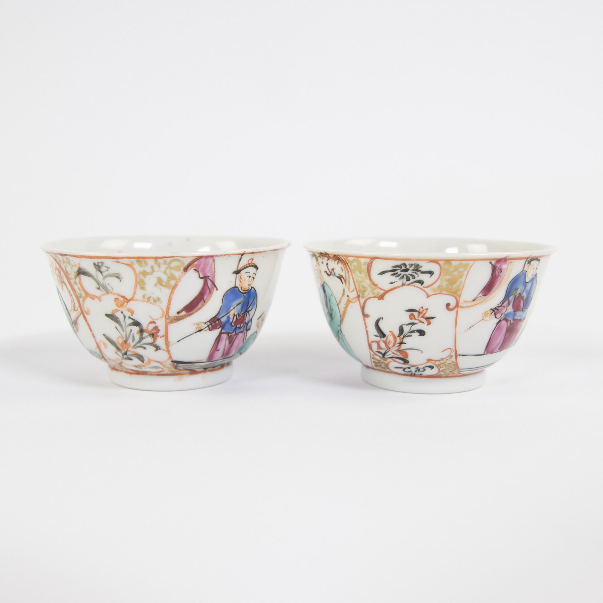 China, a pair of famille rose porcelain plates and cups with Mandarin decor, Qianlong - Image 5 of 9