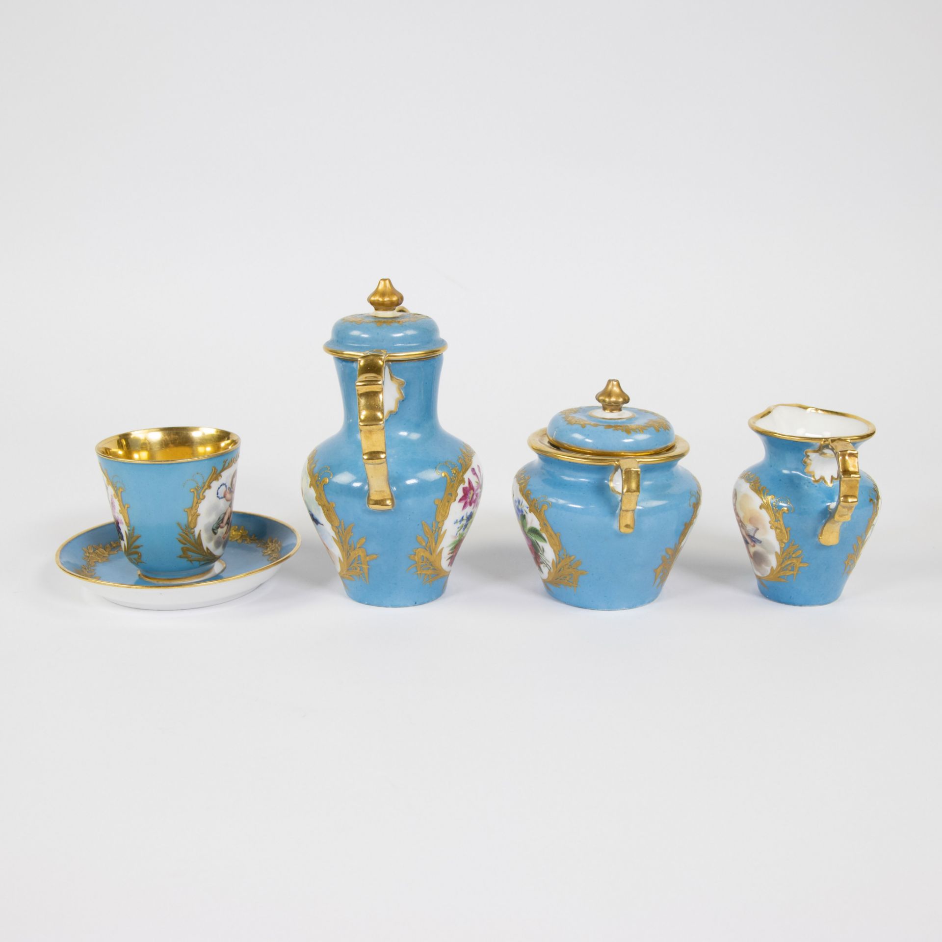 Mokka set solitaire or égoïste in porcelain decorated with cherubs and gold painting, Paris ca 1850 - Image 4 of 5