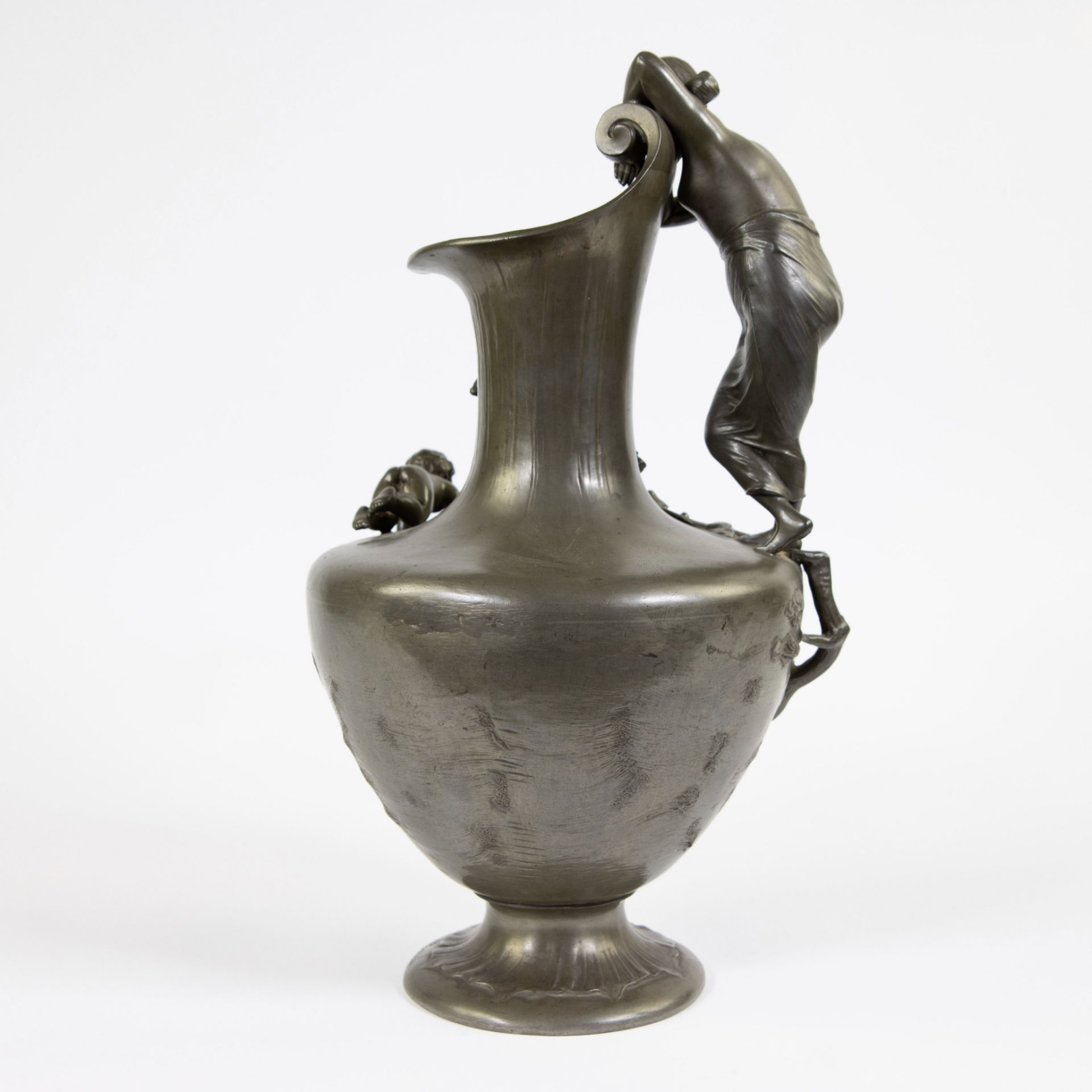 Pewter jug decorated with a dreaming girl and splened children, signed Moreau - Image 4 of 5