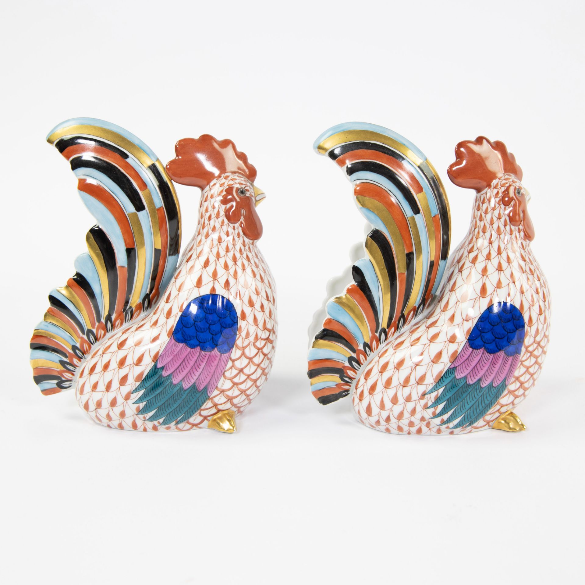 Pair of Herend roosters in porcelain hand-painted decoration in gold-green-blue-black-pink. marked. - Image 4 of 8