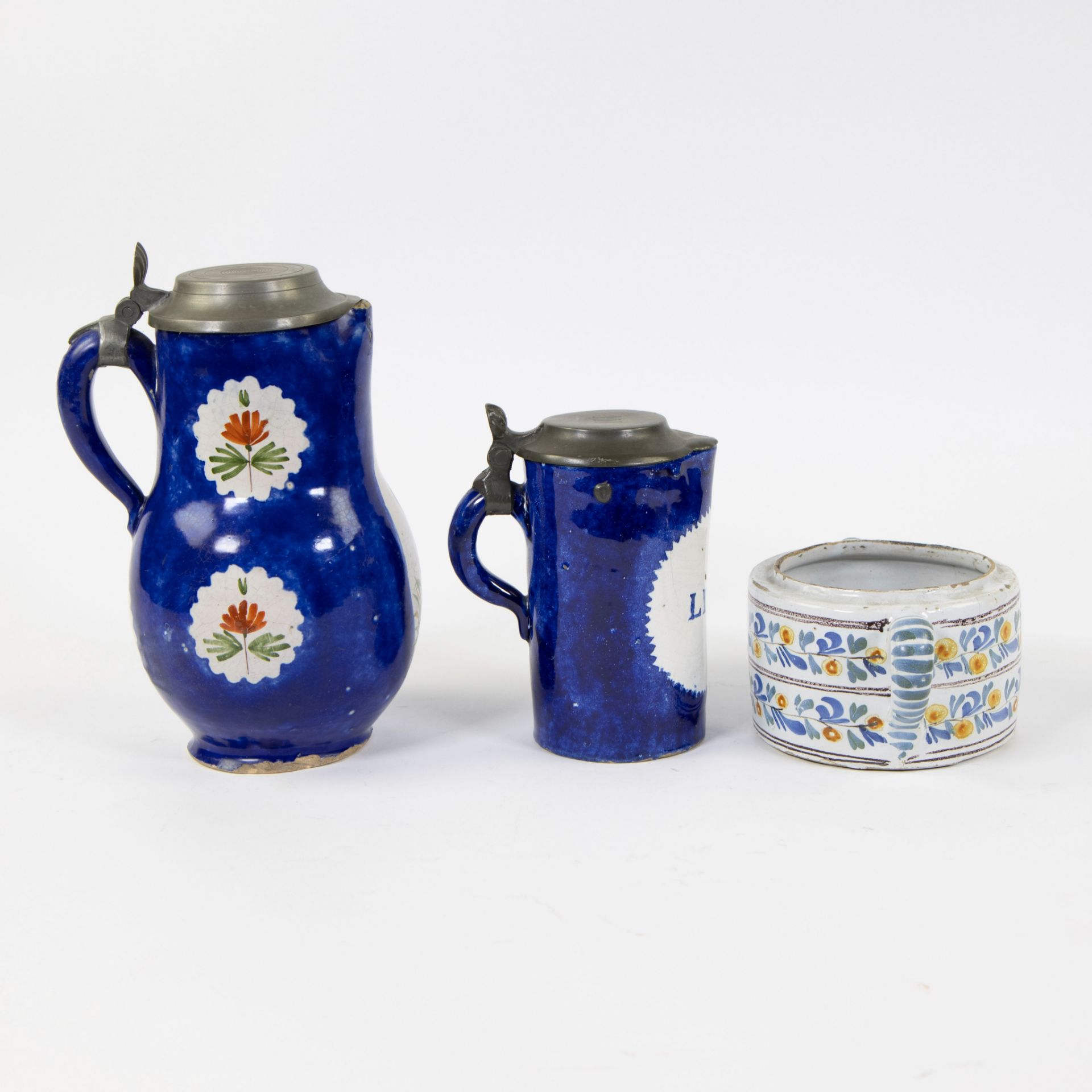 Collection of Brussels faience, 2 jugs, butter pot and plate - Image 4 of 5