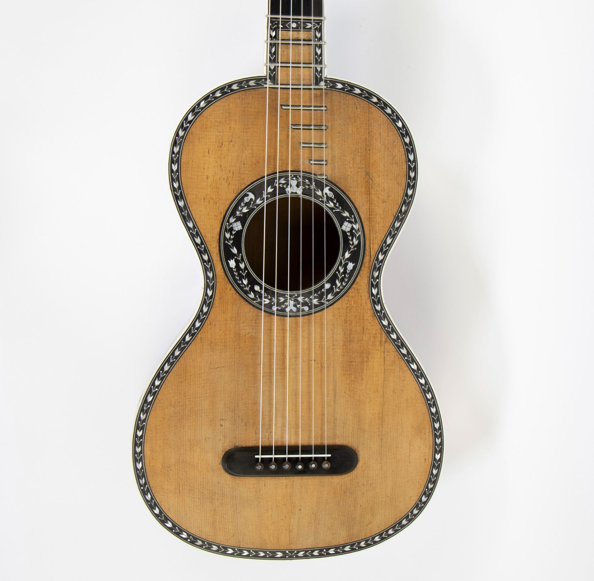 Romantic guitar built by Joseph CALOT (born 1793, Mirecourt) ca 1820, branded 'CALOT-DROUOT' - Image 2 of 7