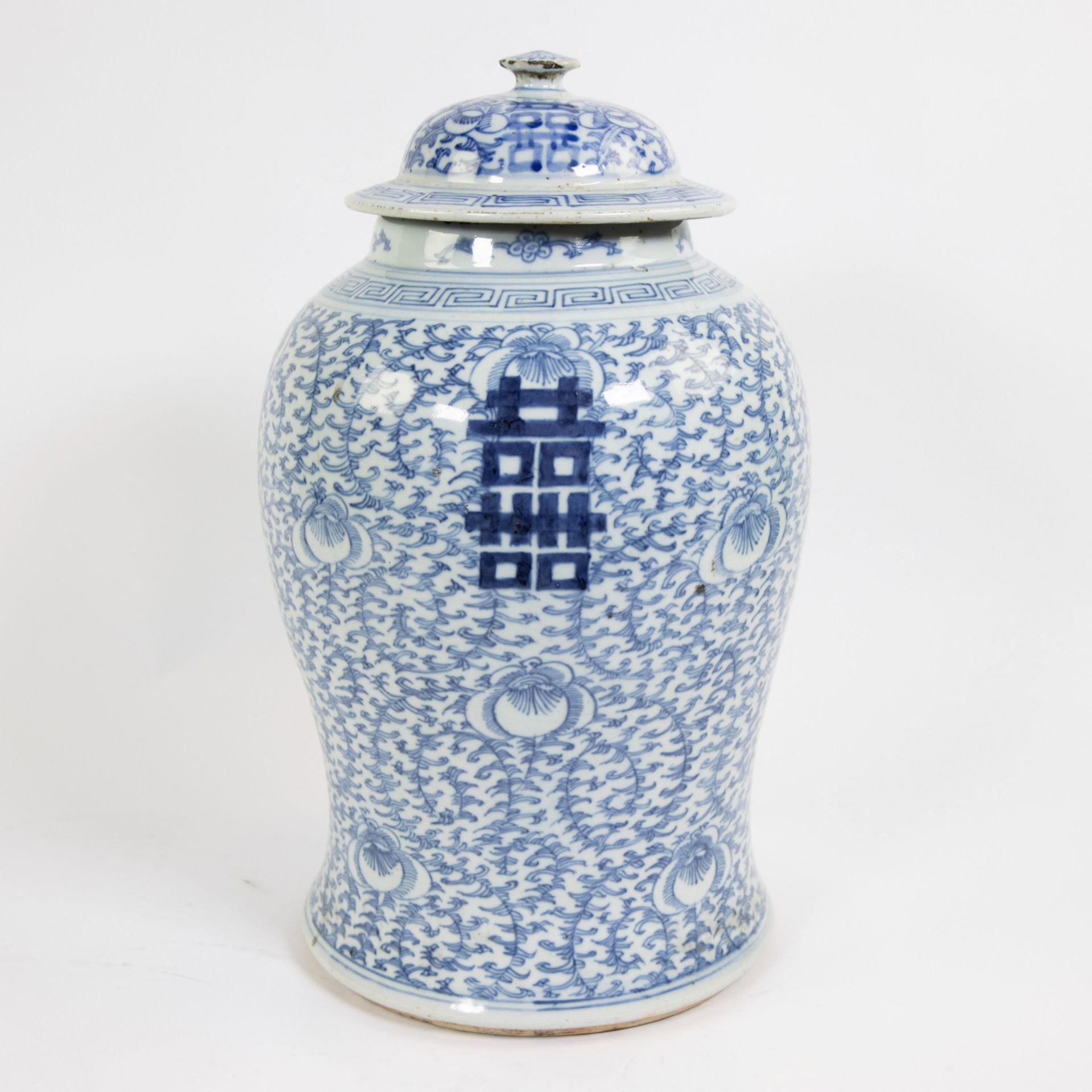 A blue and white Chinese celadon porcelain vase and cover, 19th C. - Image 2 of 8